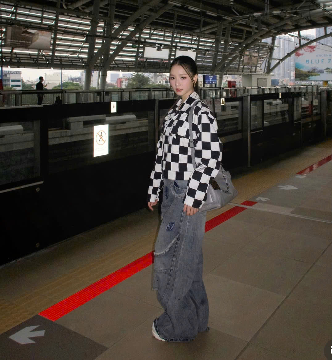 Upgrade je stijl met je vertrouwde jeans - Foto 1. Nâng tầm phong cách với chiếc quần jeans quen thuộc- Ảnh 1.