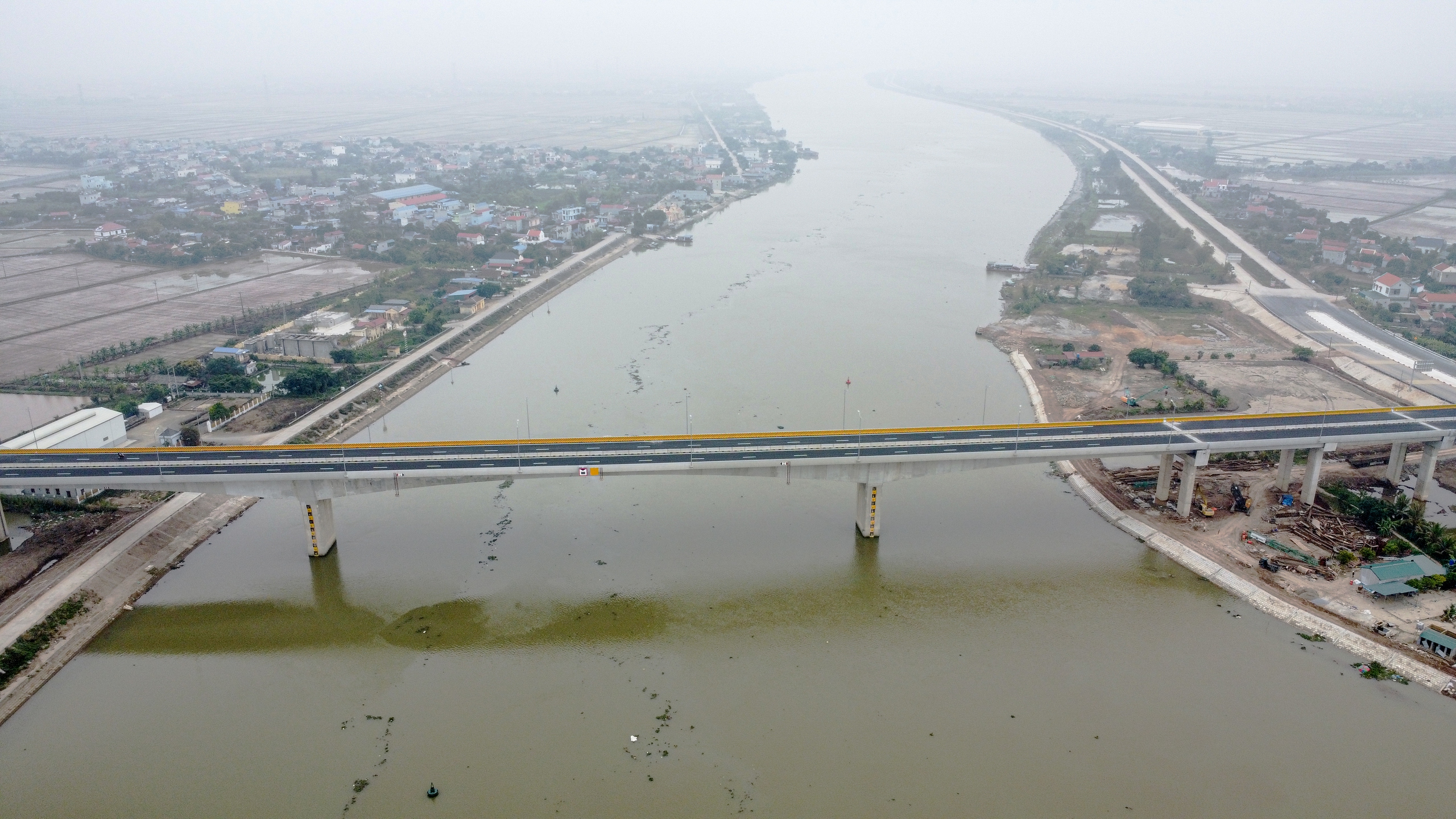 Bất chấp biển cấm, nhiều người tự 'thông xe' cầu nghìn tỉ ở Nam Định- Ảnh 3.