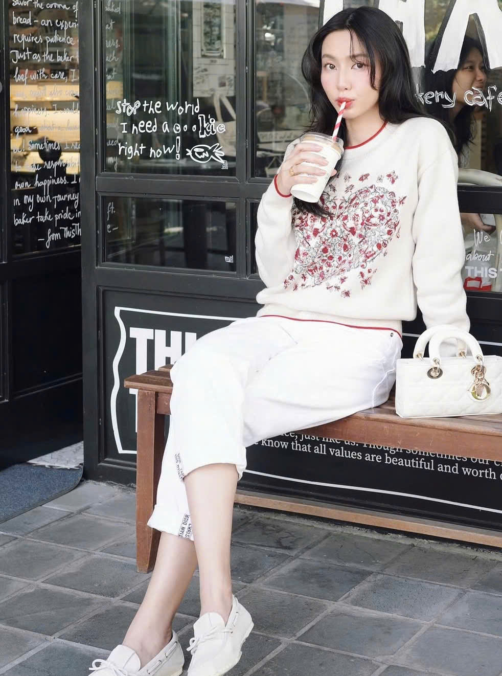 Upgrade je stijl met bekende jeans - Foto 5. Nâng tầm phong cách với chiếc quần jeans quen thuộc- Ảnh 5.