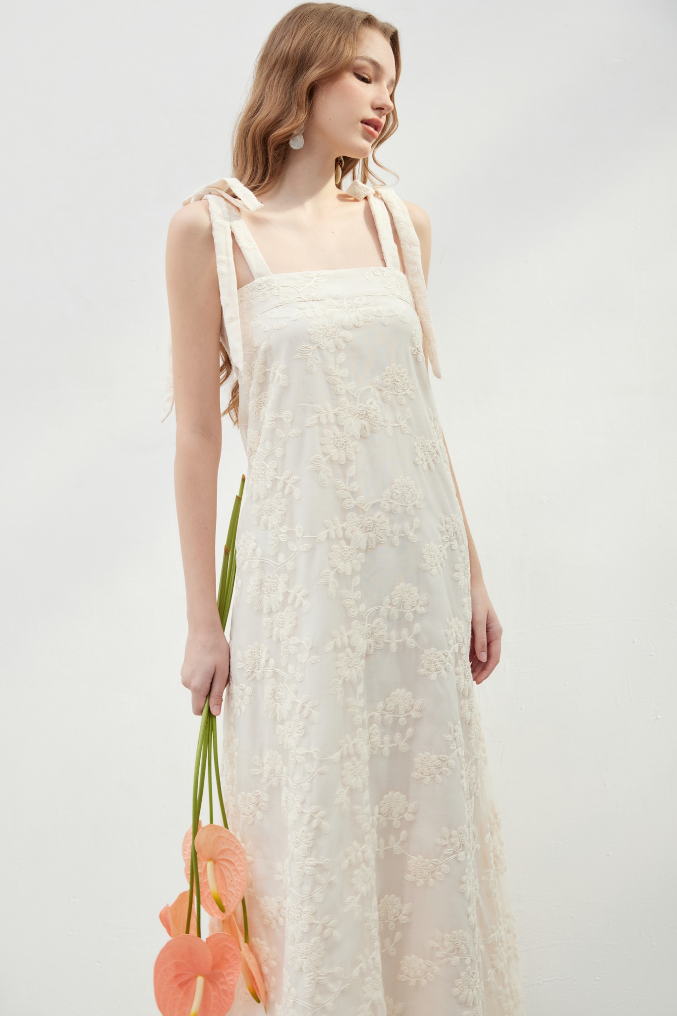 En lös klänning är cool, lätt, bekväm och döljer även figuren bäst - Bild 1. Váy suông mát nhẹ, thoải mái mà còn giấu dáng tốt nhất- Ảnh 1.