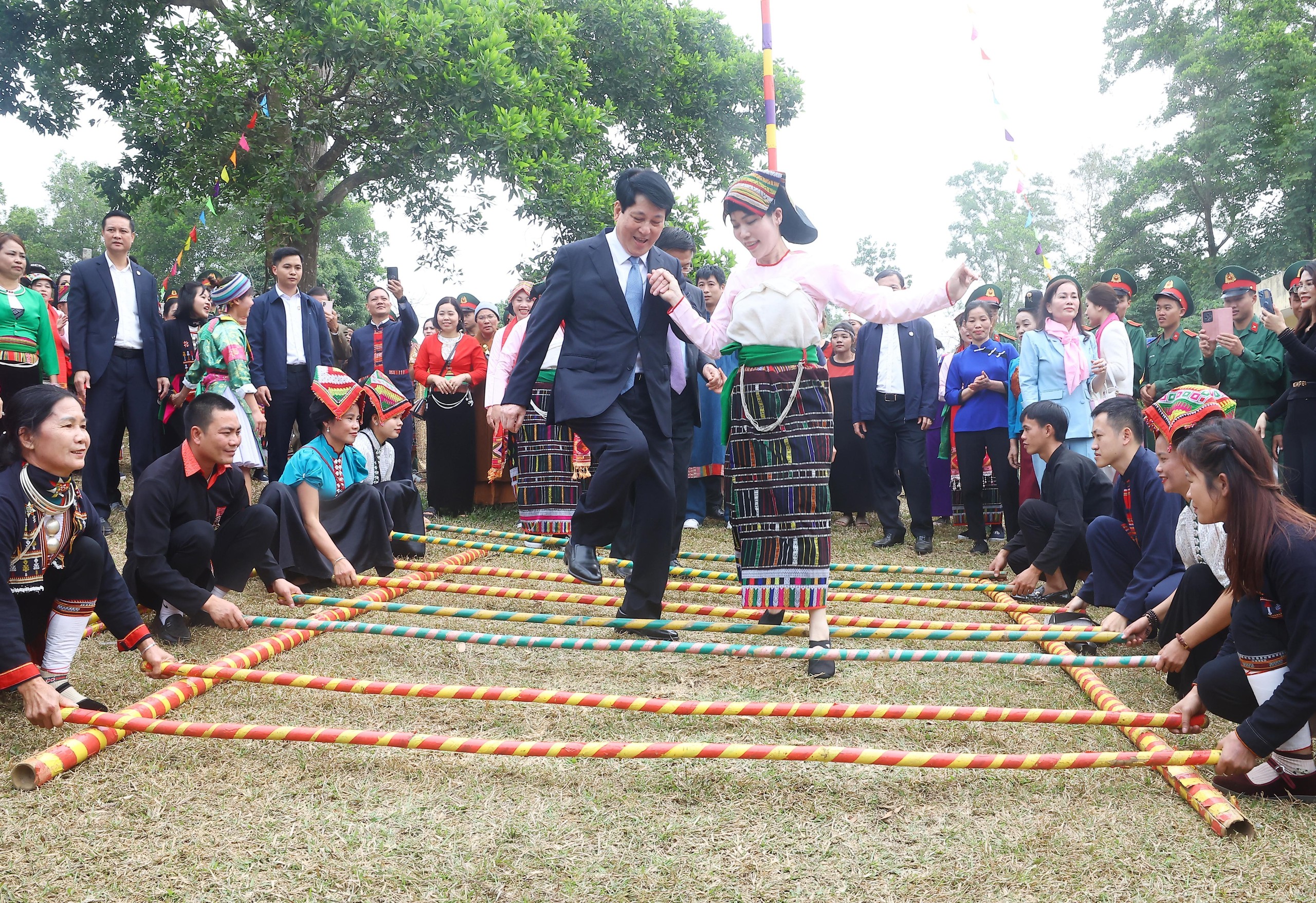 Chủ tịch nước cày ruộng, nhảy sạp trong lễ hội Sắc xuân trên mọi miền Tổ quốc- Ảnh 3.