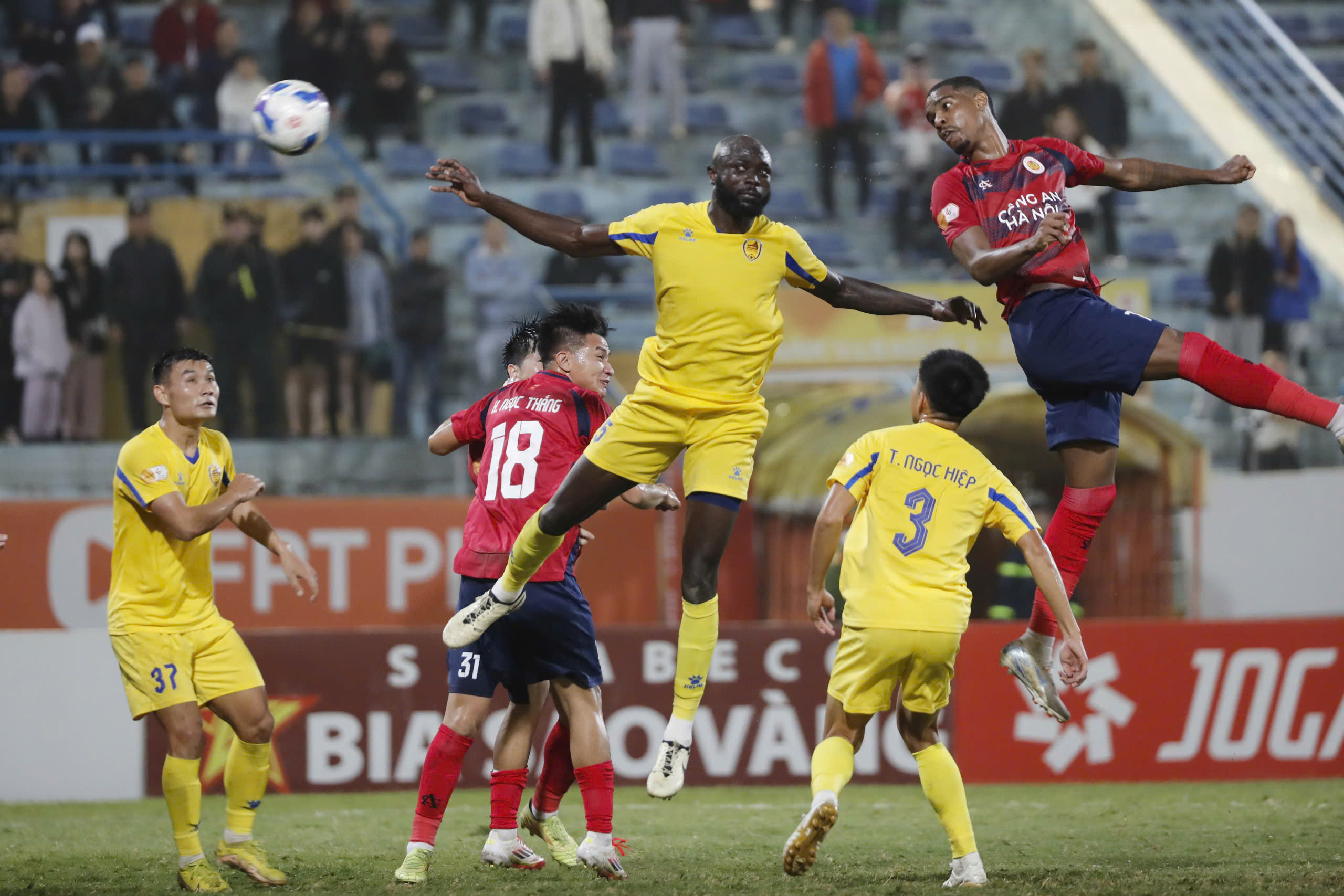 Bảng xếp hạng V-League mới nhất: HAGL vẫn đứng sau đội CAHN, Hải Phòng chìm cực sâu- Ảnh 1.