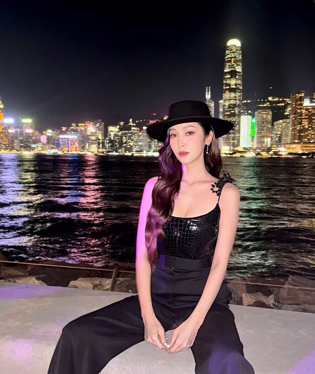 Estrelas coreanas mostram seu talento imbatível para coordenar looks com tons de preto - Foto 6. Sao Hàn trổ tài phối đồ với tông màu đen đẹp bất bại- Ảnh 6.