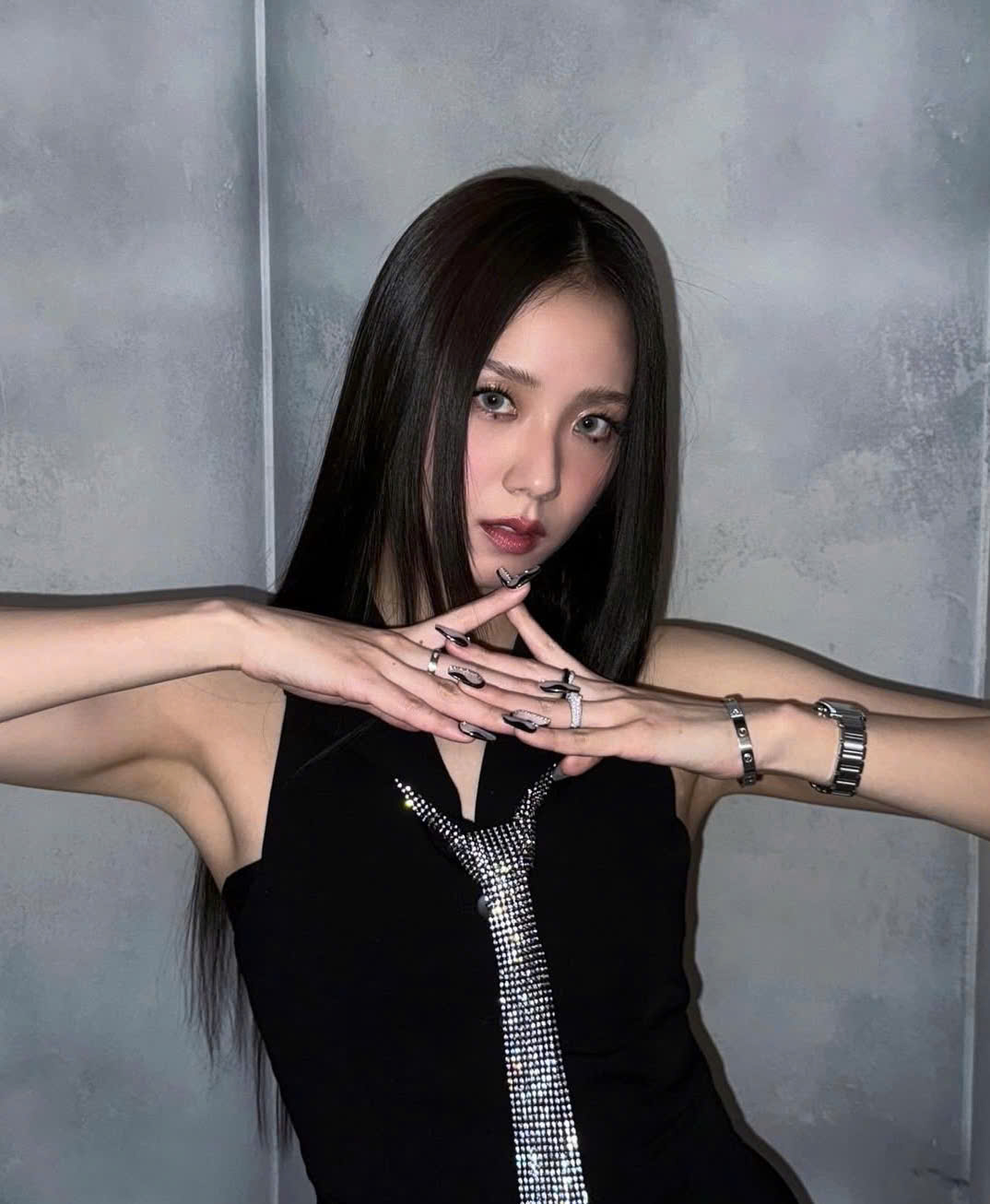 Estrelas coreanas mostram seu talento imbatível para coordenar looks com tons de preto - Foto 2. Sao Hàn trổ tài phối đồ với tông màu đen đẹp bất bại- Ảnh 2.