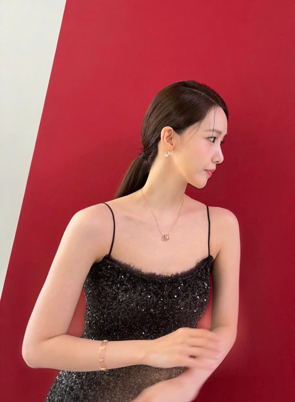 Estrelas coreanas mostram seu talento para misturar e combinar roupas com a cor preta - Foto 9. Sao Hàn trổ tài phối đồ với tông màu đen đẹp bất bại- Ảnh 9.