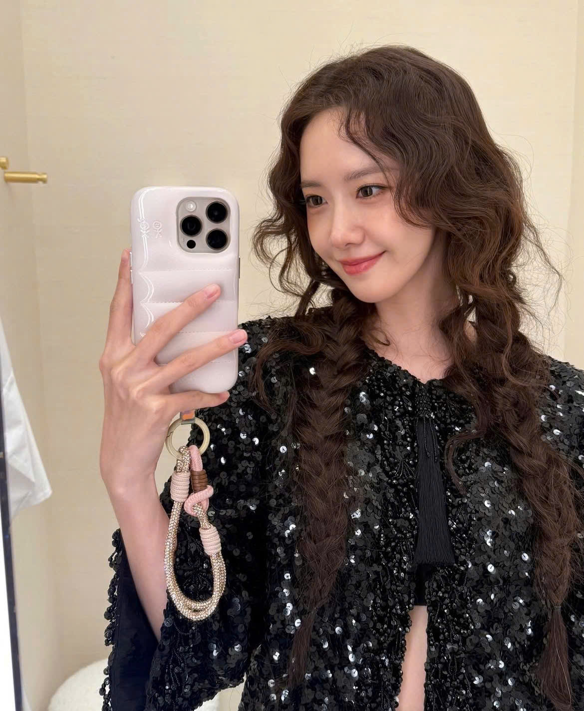 Estrelas coreanas mostram seu talento para misturar e combinar roupas com a cor preta - Foto 7. Sao Hàn trổ tài phối đồ với tông màu đen đẹp bất bại- Ảnh 7.