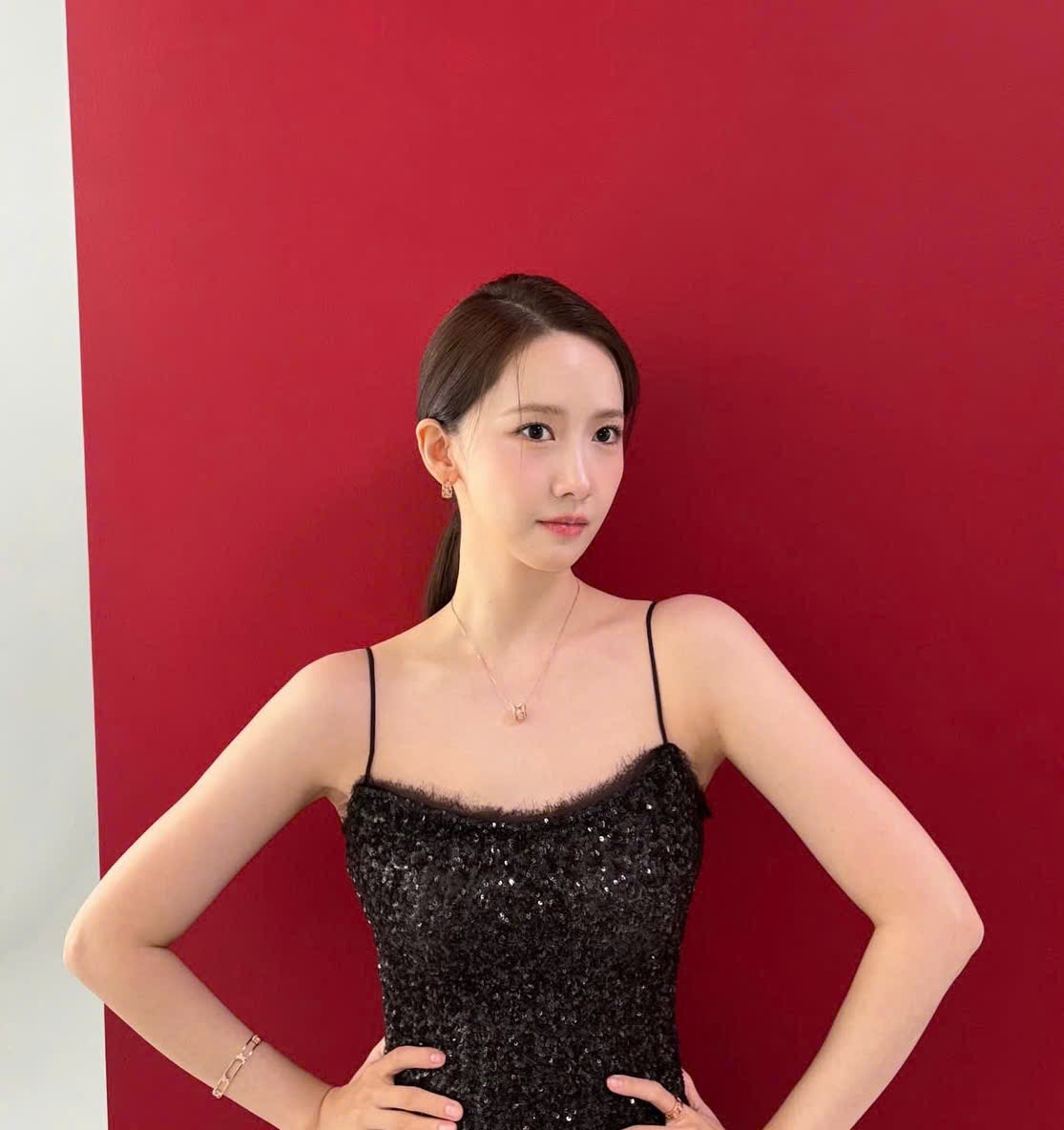 Estrelas coreanas mostram seu talento imbatível para coordenar looks com tons de preto - Foto 8. Sao Hàn trổ tài phối đồ với tông màu đen đẹp bất bại- Ảnh 8.