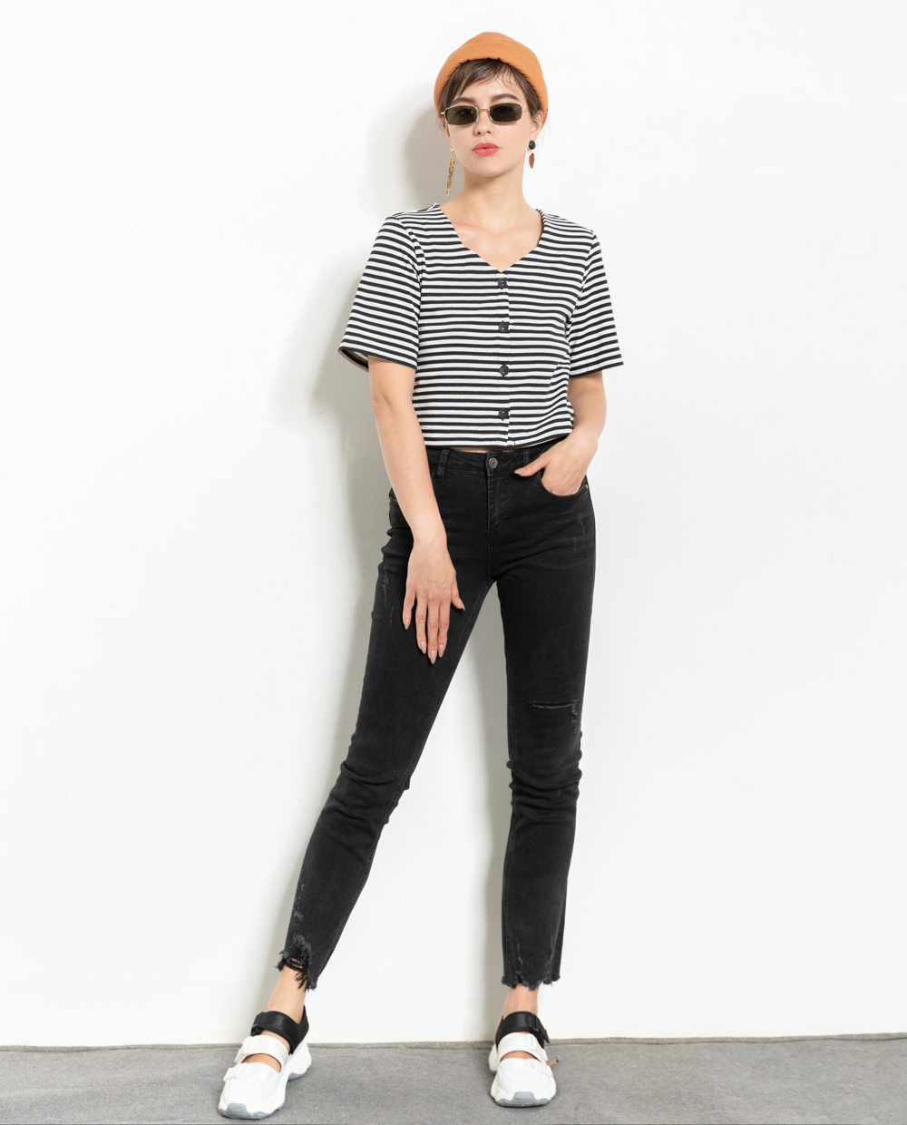 Chiếc quần jeans đen có hình dáng lý tưởng, phù hợp với các chị em- Ảnh 6. Chiếc quần jeans đen có hình dáng lý tưởng, phù hợp với các chị em- Ảnh 6.
