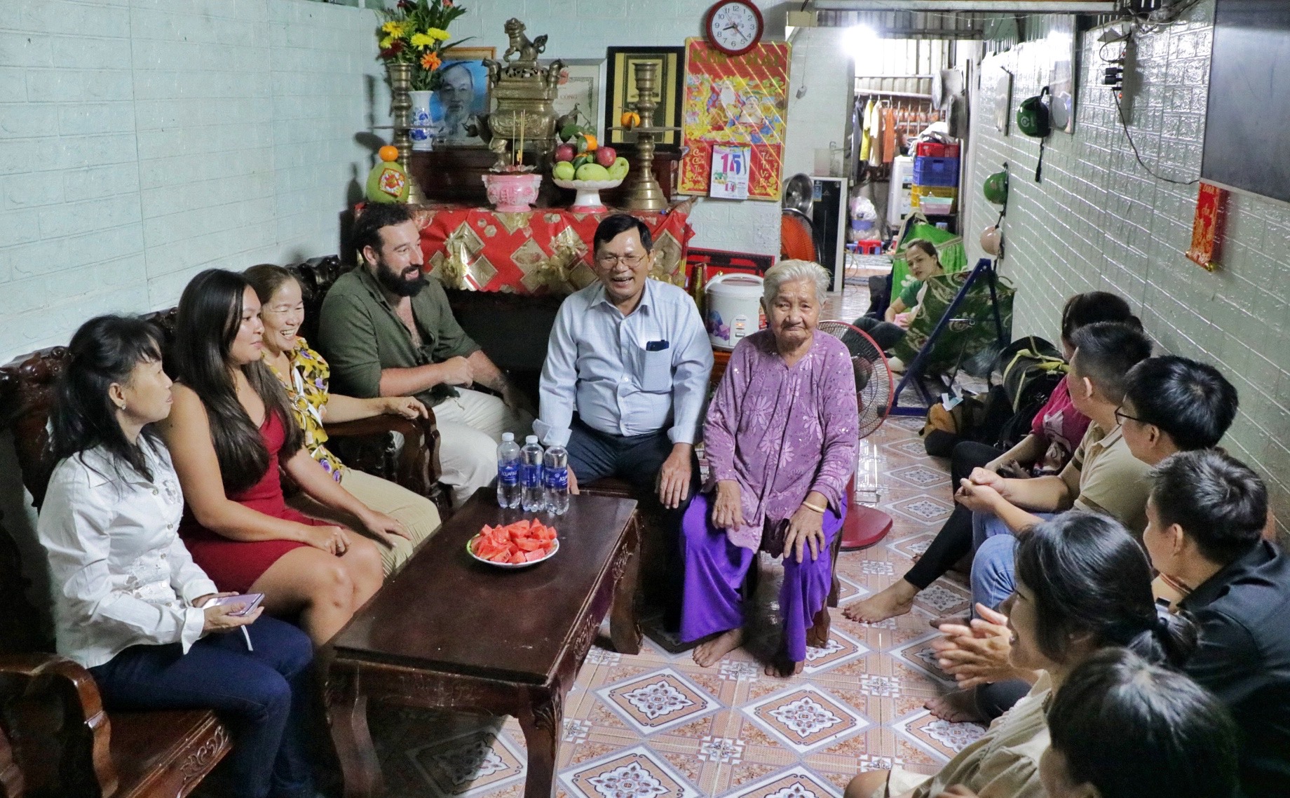 Cô gái Pháp đoàn tụ gia đình ở TP.HCM: Những người Việt tốt bụng tạo 'phép màu'- Ảnh 1.