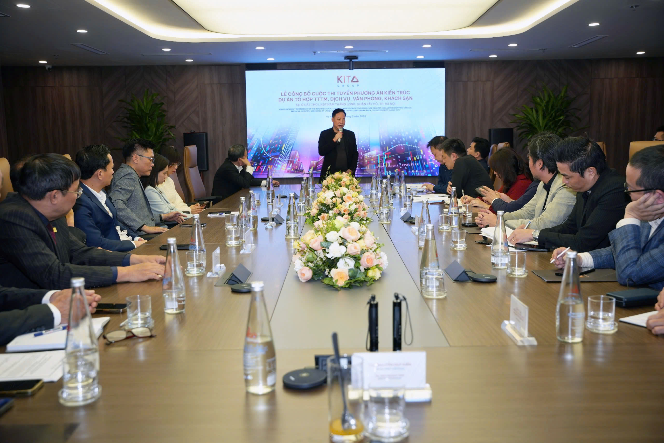 Ông Nguyễn Duy Kiên - Nhà sáng lập KITA Group phát biểu tại sự kiện về tầm quan trọng của dự án TM01 trong chiến lược phát triển của tập đoàn. Ông Nguyễn Duy Kiên - Nhà sáng lập KITA Group phát biểu tại sự kiện về tầm quan trọng của dự án TM01 trong chiến lược phát triển của tập đoàn.