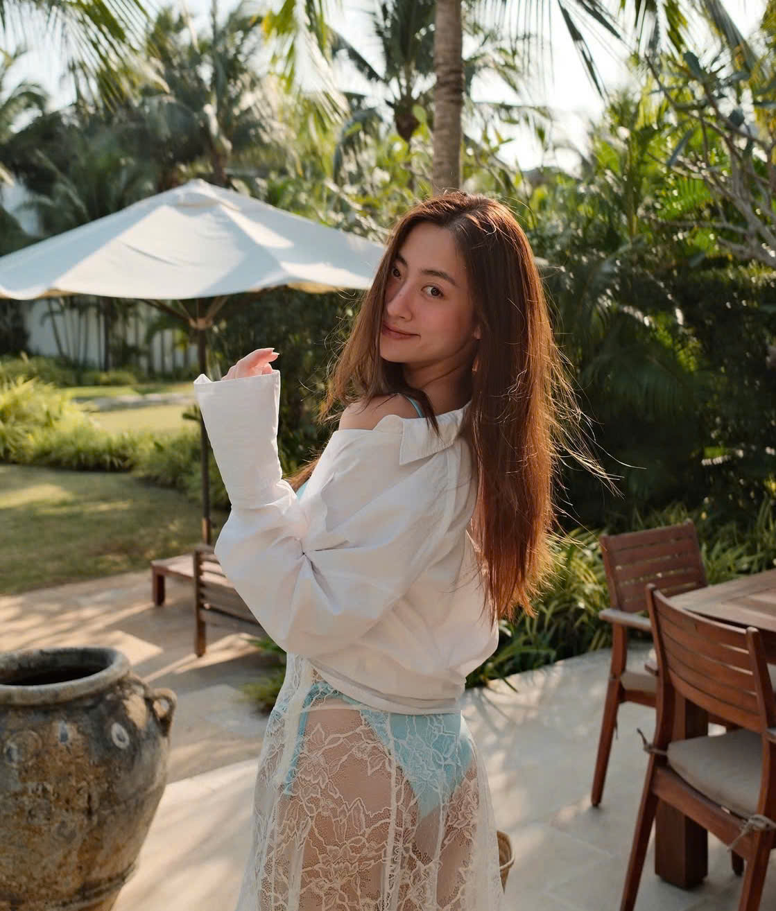 Dando as boas-vindas ao verão, estrelas vietnamitas exibem suas curvas em biquínis - Foto 5. Đón hè, sao Việt khoe dáng với bikini- Ảnh 5.