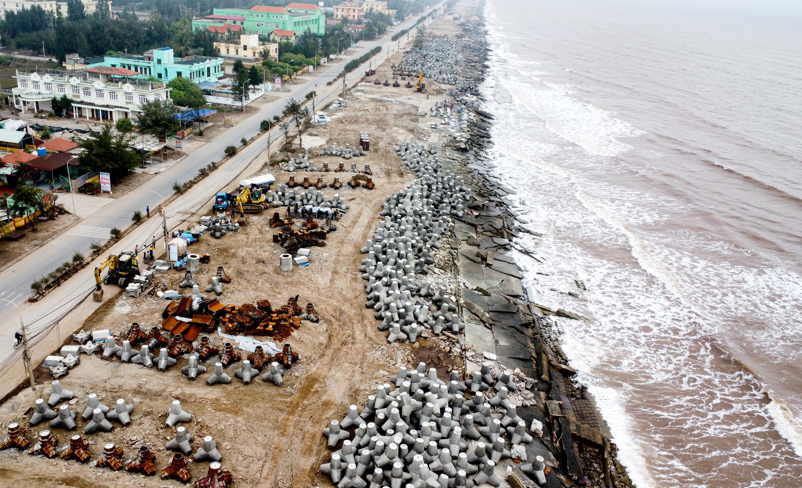 Nam Định th&uacute;c tiến độ, k&egrave; biển Thịnh Long vẫn tan hoang- Ảnh 4.
