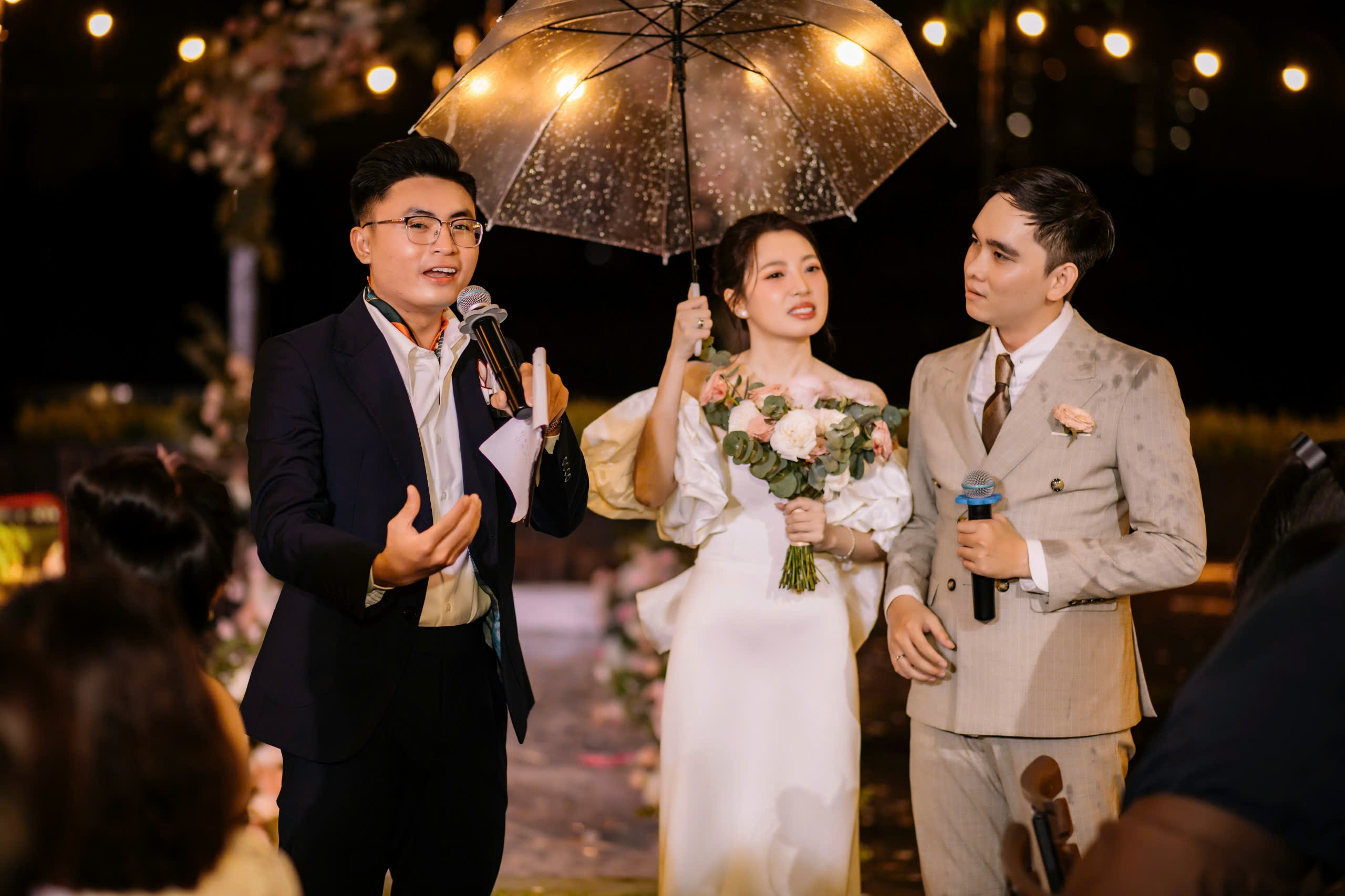 Giới trẻ thích thú với những nghi thức được biến tấu trong lễ cưới- Ảnh 1.