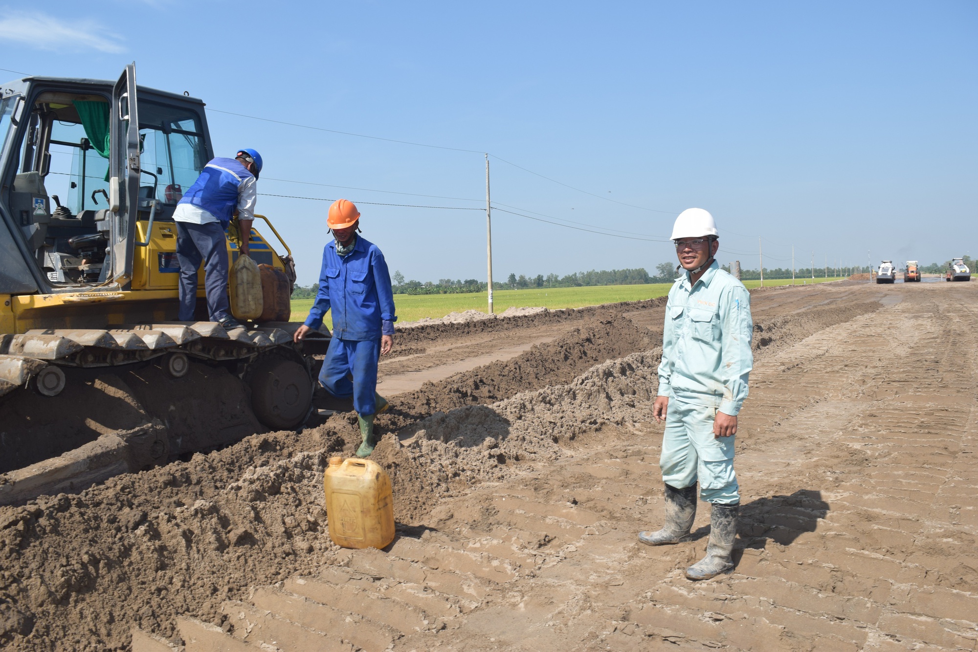 Kỹ sư trẻ 'vượt nắng, thắng mưa' trên công trường cao tốc miền Tây- Ảnh 3.