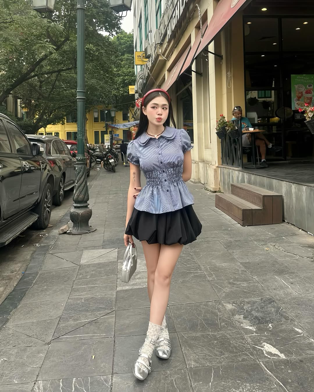 Cómo coordinar minifaldas para lucir juvenil e individual - Foto 4. Cách phối chân váy mini trẻ trung và cá tính- Ảnh 4.