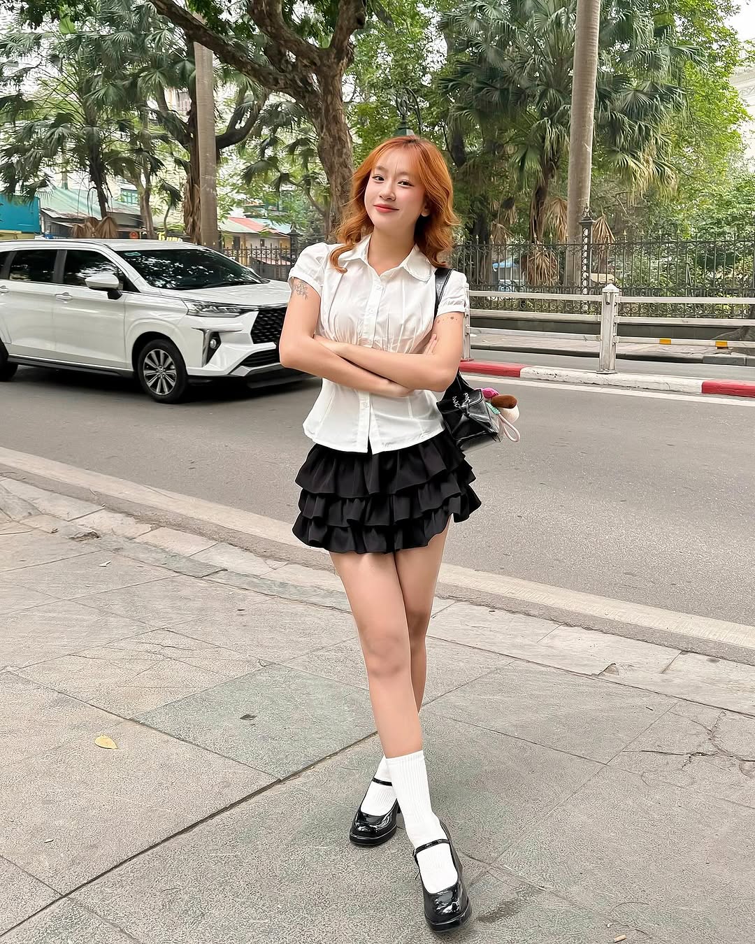 Cómo coordinar una minifalda juvenil y personal - Foto 1. Cách phối chân váy mini trẻ trung và cá tính- Ảnh 1.