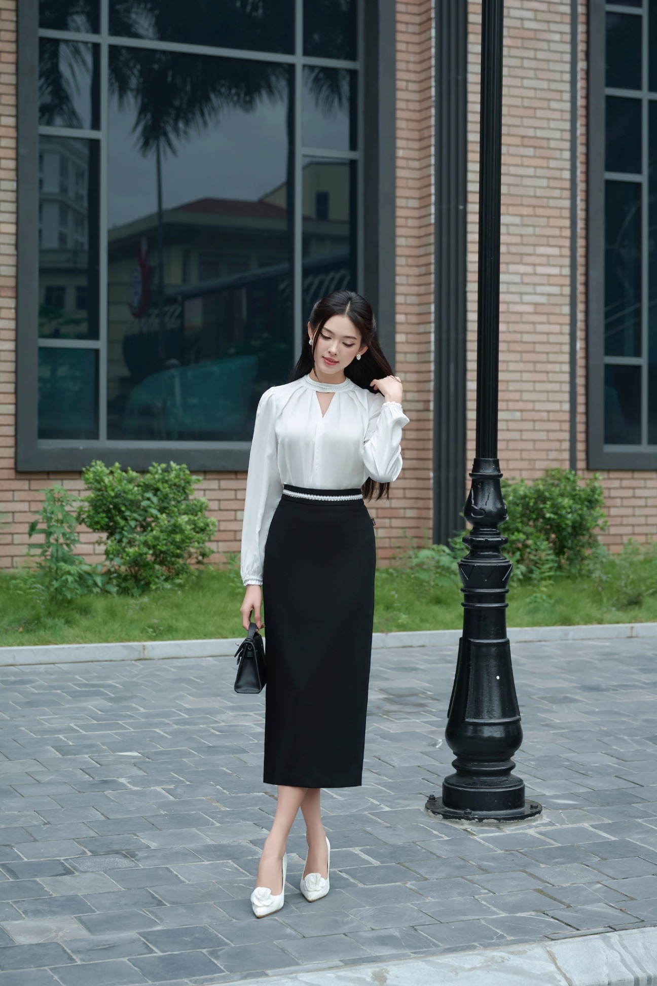 우아한 블랙 앤 화이트로 클래식한 여성을 만나보세요 - 사진 4. Hóa quý cô cổ điển với sắc trắng đen sang trọng- Ảnh 4.