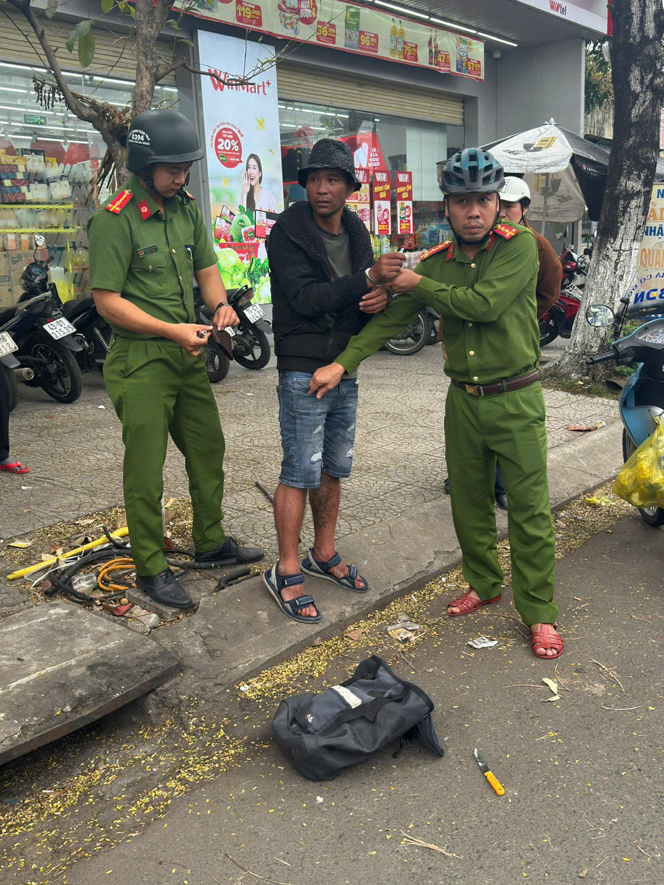 Bắt nóng nghi phạm đâm tài xế GrabBike trước bến xe Đà Nẵng- Ảnh 1.