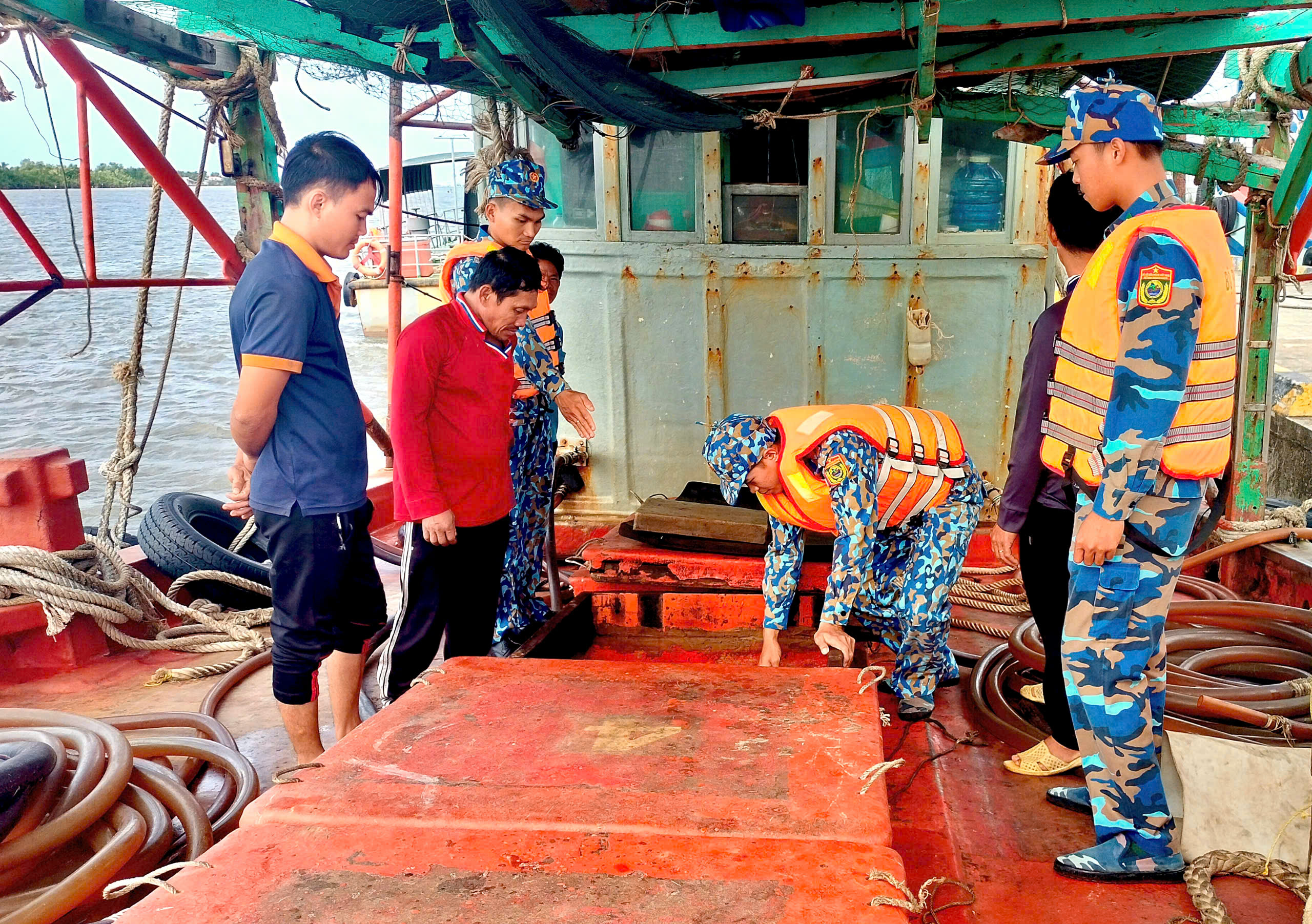 Bắt giữ thuyền trưởng tàu cá mua dầu của tàu lạ trên biển để bán kiếm lời- Ảnh 1.