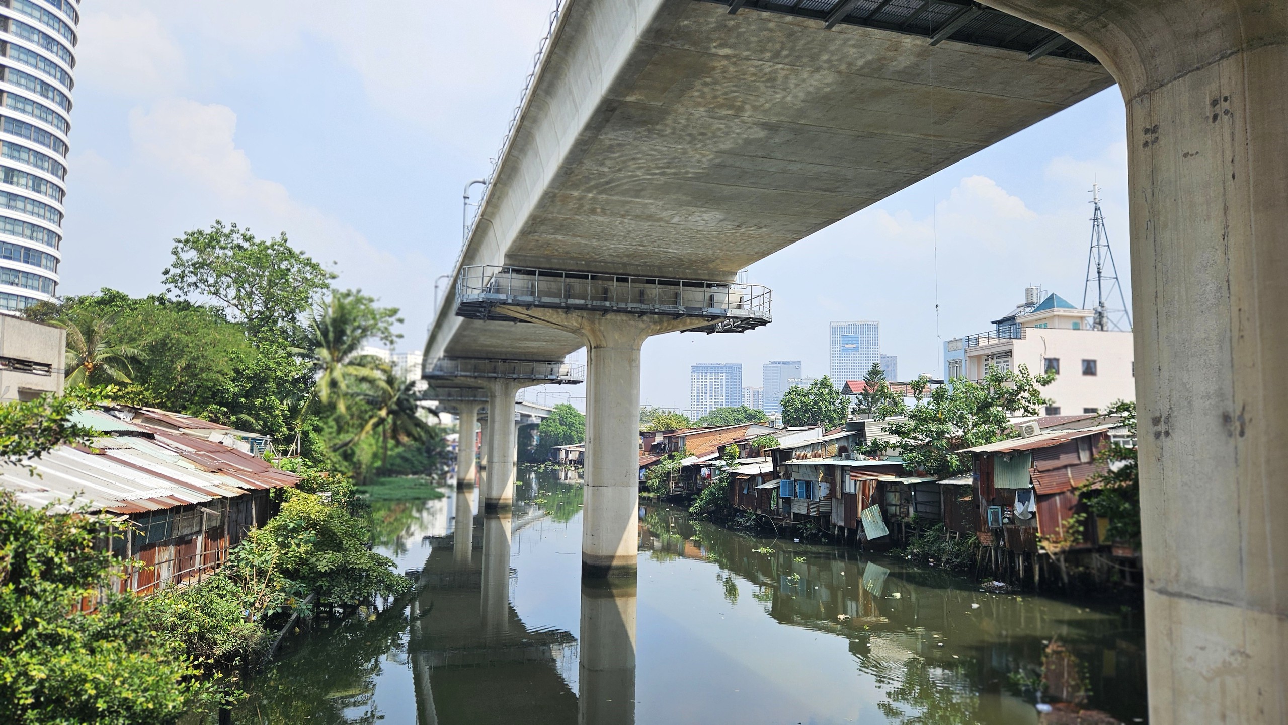 Nhà ven kênh ở TP.HCM chờ 'thay áo mới'- Ảnh 3.