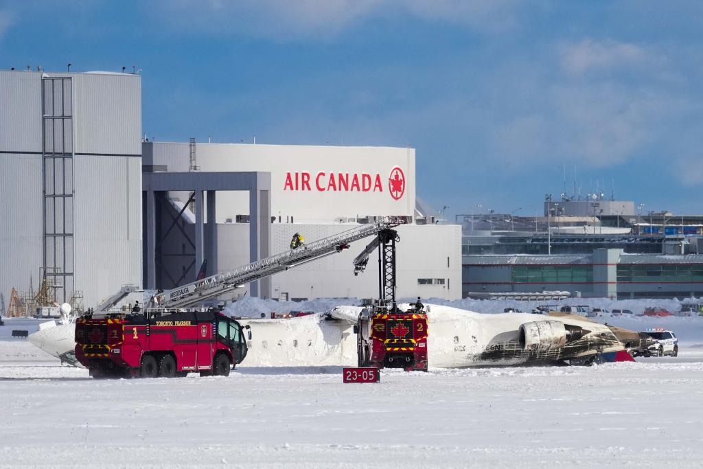 Hiện trường tai nạn máy bay lật ngửa ở Canada- Ảnh 5.