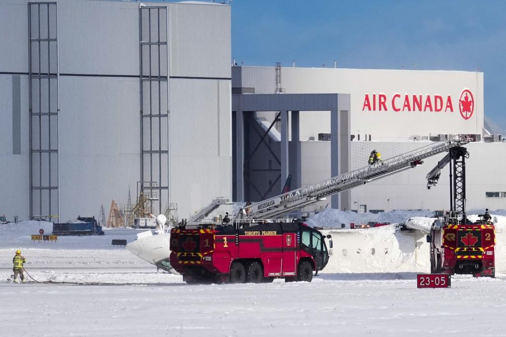 Hiện trường tai nạn máy bay lật ngửa ở Canada- Ảnh 6.