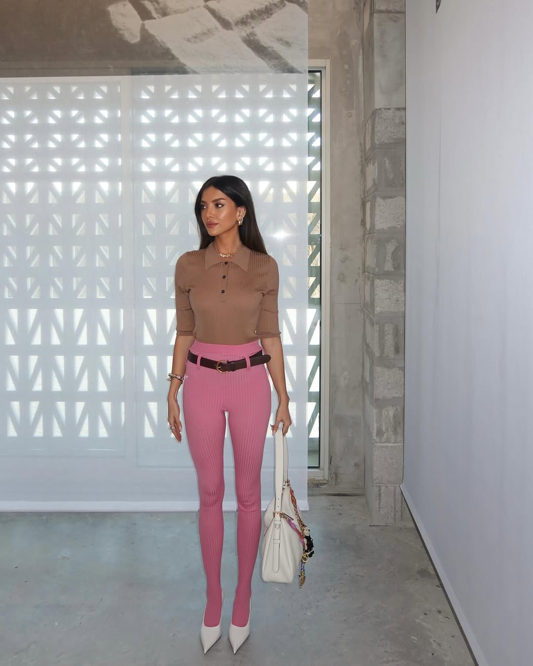 Panty's en korte rokken, het stijlvolle stel dat de straten 'bedekt' - Foto 9. Quần tất và váy ngắn, cặp đôi phong cách đang 'phủ sóng' đường phố- Ảnh 9.