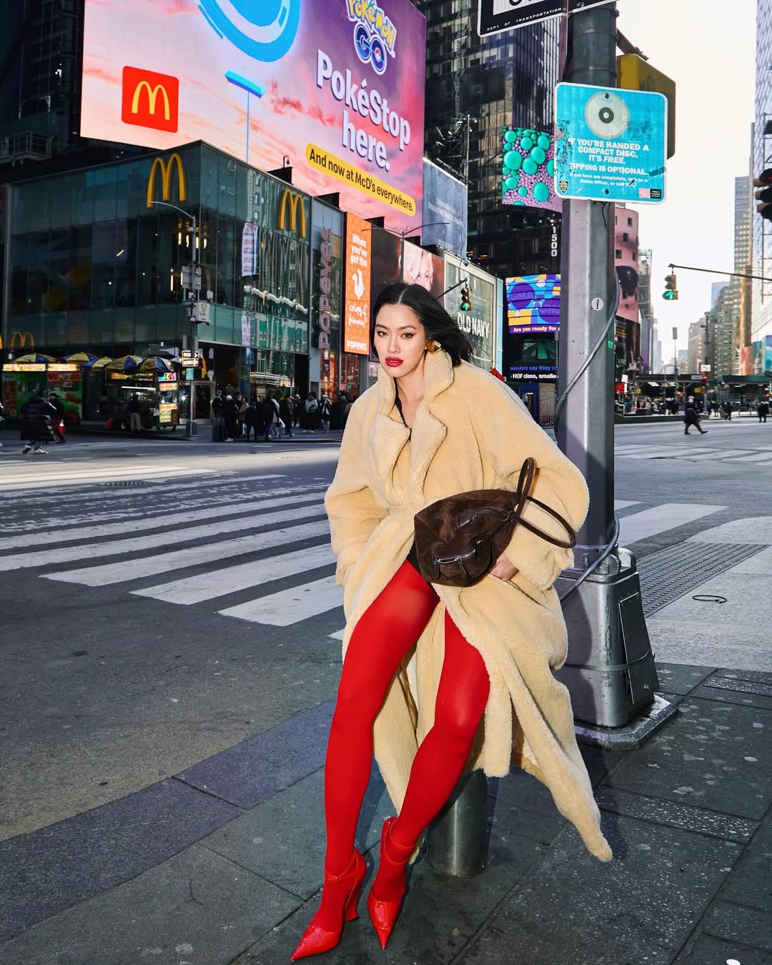 Panty's en korte rokken, het stijlvolle stel dat de straten 'bedekt' - Foto 10. Quần tất và váy ngắn, cặp đôi phong cách đang 'phủ sóng' đường phố- Ảnh 10.