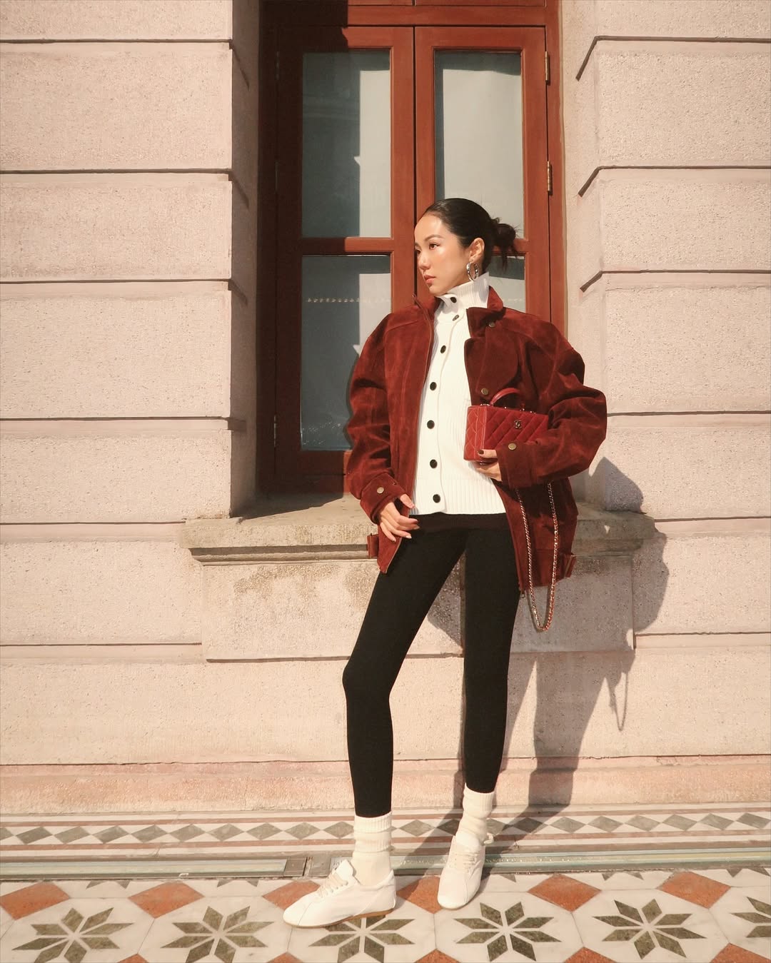 Panty's en korte rokken, het stijlvolle stel dat de straten 'bedekt' - Foto 7. Quần tất và váy ngắn, cặp đôi phong cách đang 'phủ sóng' đường phố- Ảnh 7.