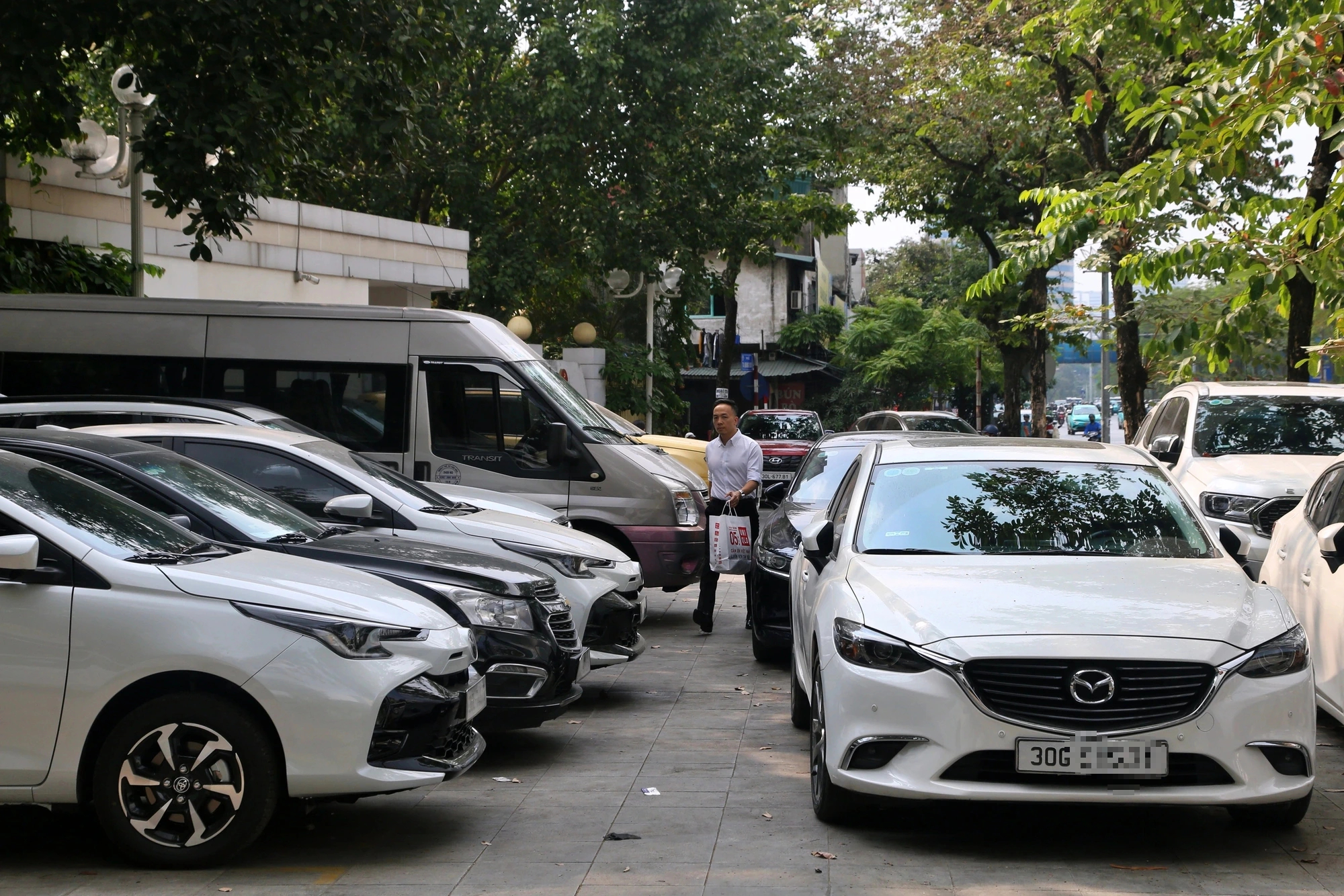 'Cho thuê vỉa hè phải đồng bộ, nếu không sẽ làm rối beng cả Hà Nội'- Ảnh 1.