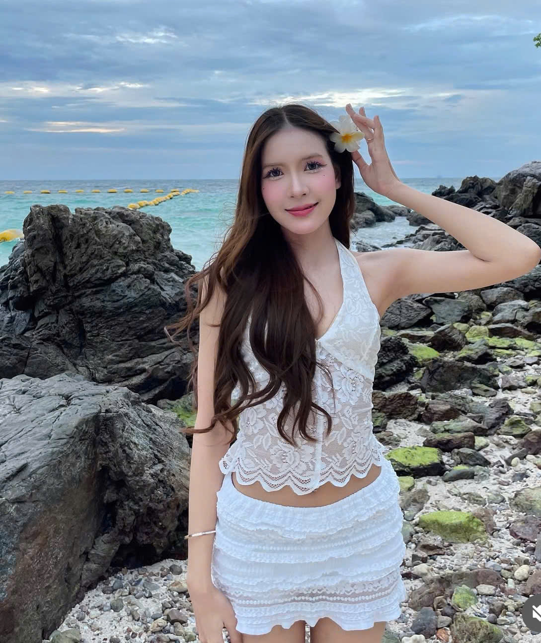 La moda de playa es más colorida con lindas camisetas y faldas cortas - Foto 3. Thời trang biển thêm sắc màu với áo hai dây và chân váy ngắn đáng yêu- Ảnh 3.