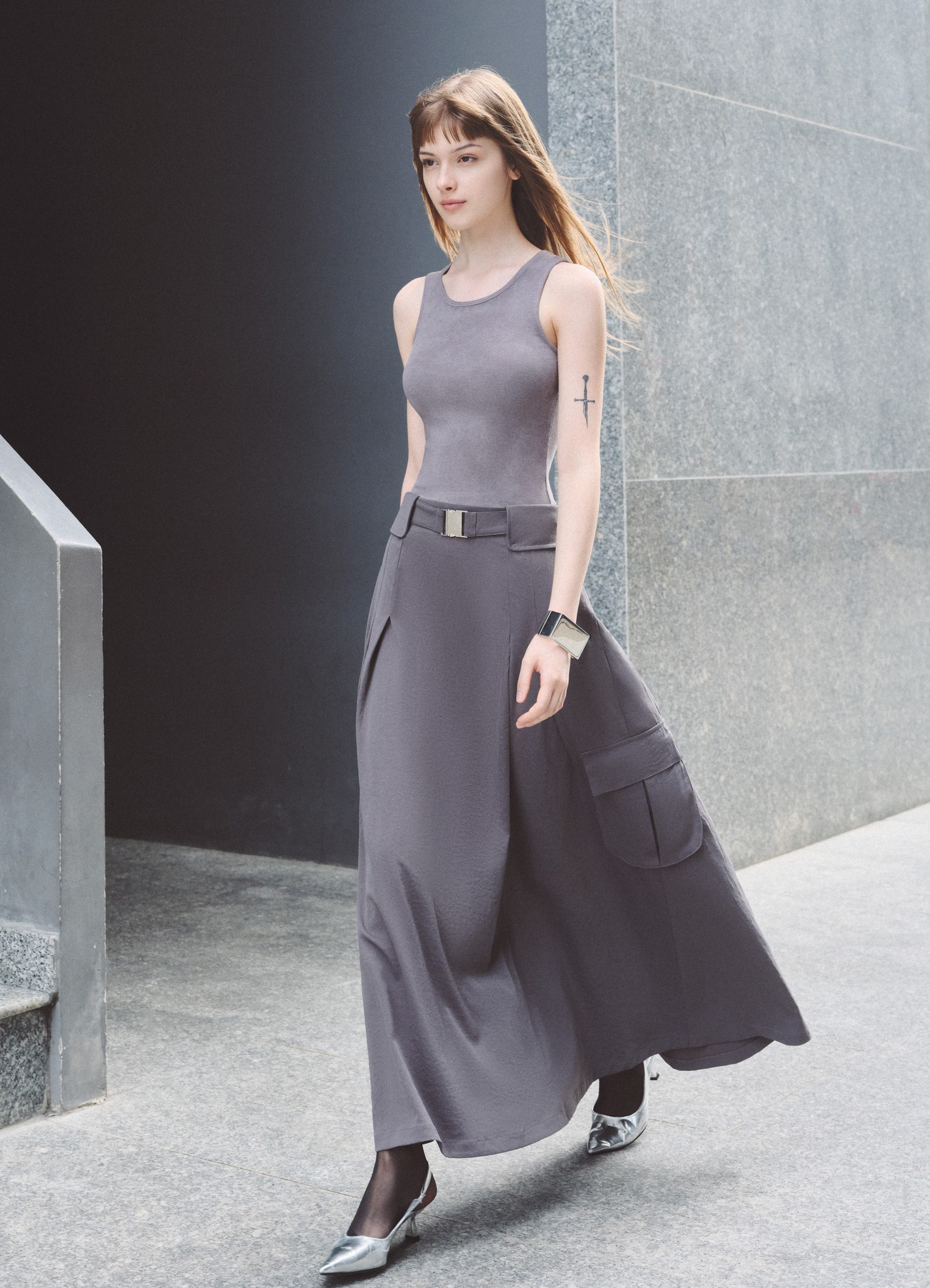 شلوارهای دمپا گشاد، دامنهای بلند و کفشهای پاشنه بلند تضمینی برای هر استایلی هستند - عکس ۸. Quần ống rộng, váy dài và giày cao gót là bảo chứng cho mọi phong cách- Ảnh 8.