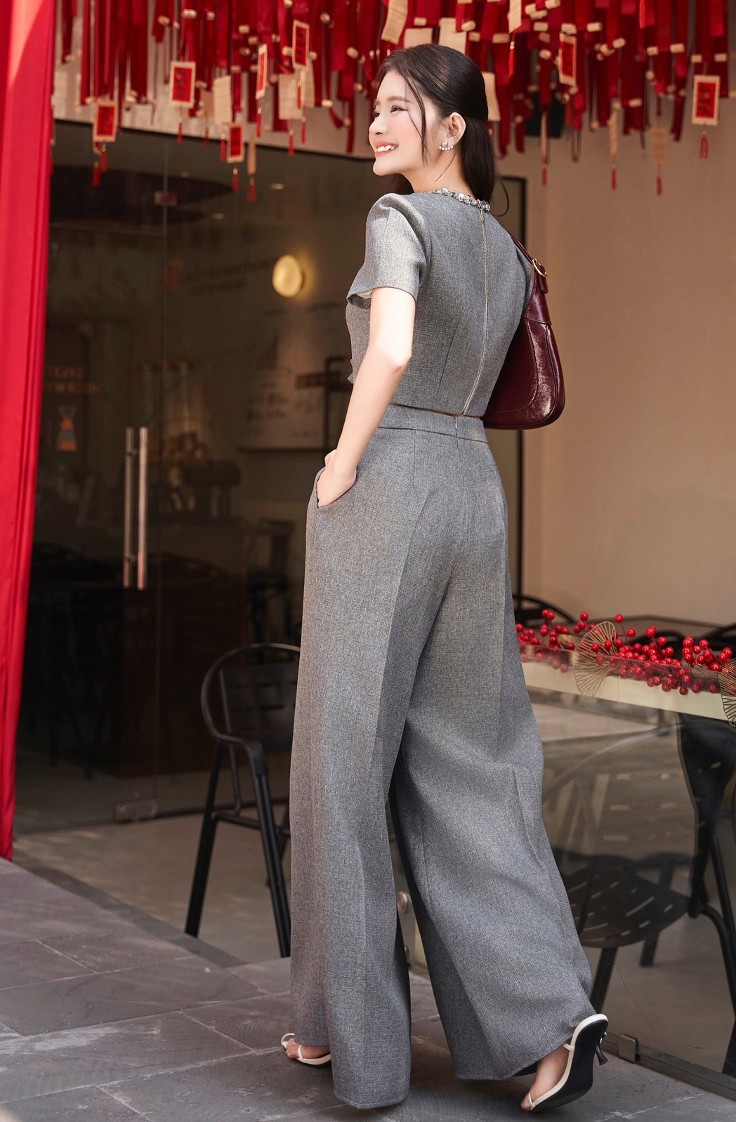 شلوارهای دمپا گشاد، دامنهای بلند و کفشهای پاشنه بلند تضمینی برای هر استایلی هستند - عکس ۵. Quần ống rộng, váy dài và giày cao gót là bảo chứng cho mọi phong cách- Ảnh 5.