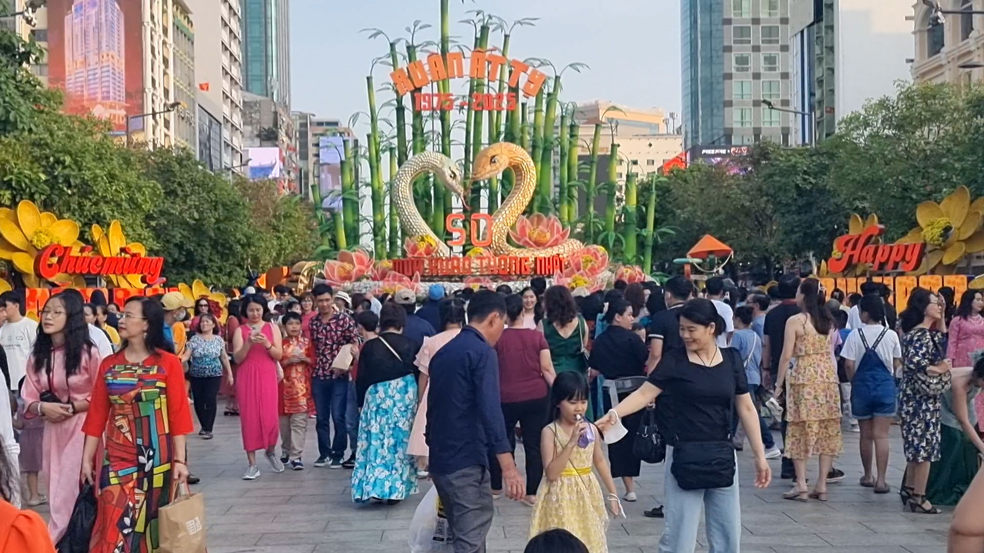 Đường hoa Nguyễn Huệ vẫn đông đúc trong ngày cuối cùng Đường hoa Nguyễn Huệ vẫn đông đúc trong ngày cuối cùng