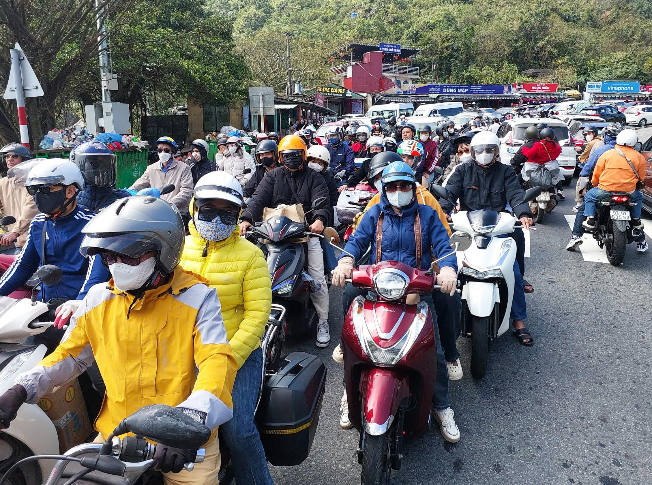Đỉnh đèo Hải Vân ùn tắc khi dòng người ùn ùn trở lại Đà Nẵng- Ảnh 7.
