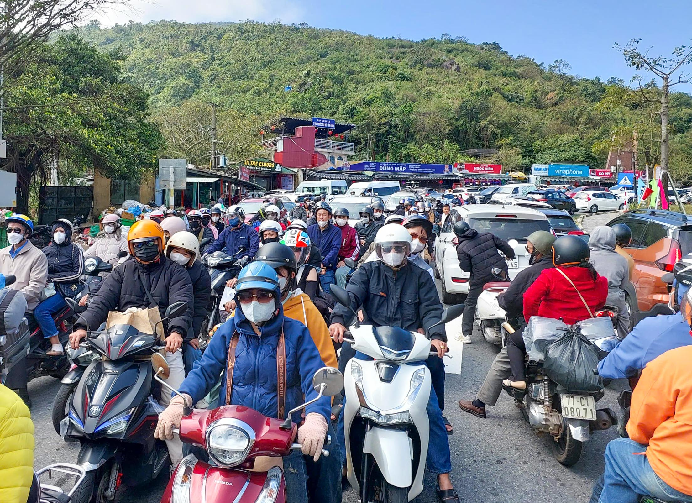 Đỉnh đèo Hải Vân ùn tắc khi dòng người ùn ùn trở lại Đà Nẵng- Ảnh 1.