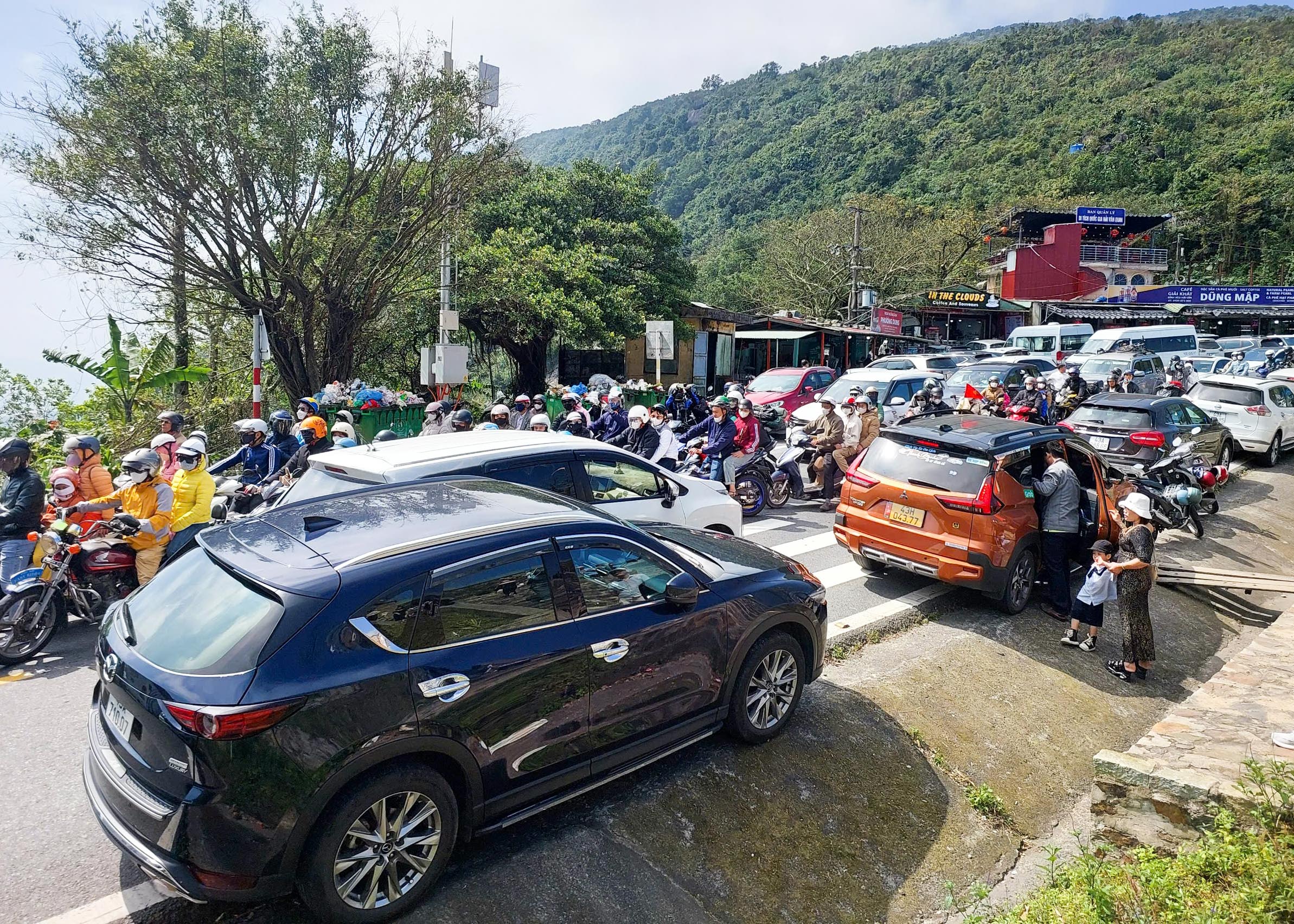 Đỉnh đèo Hải Vân ùn tắc khi dòng người ùn ùn trở lại Đà Nẵng- Ảnh 2.