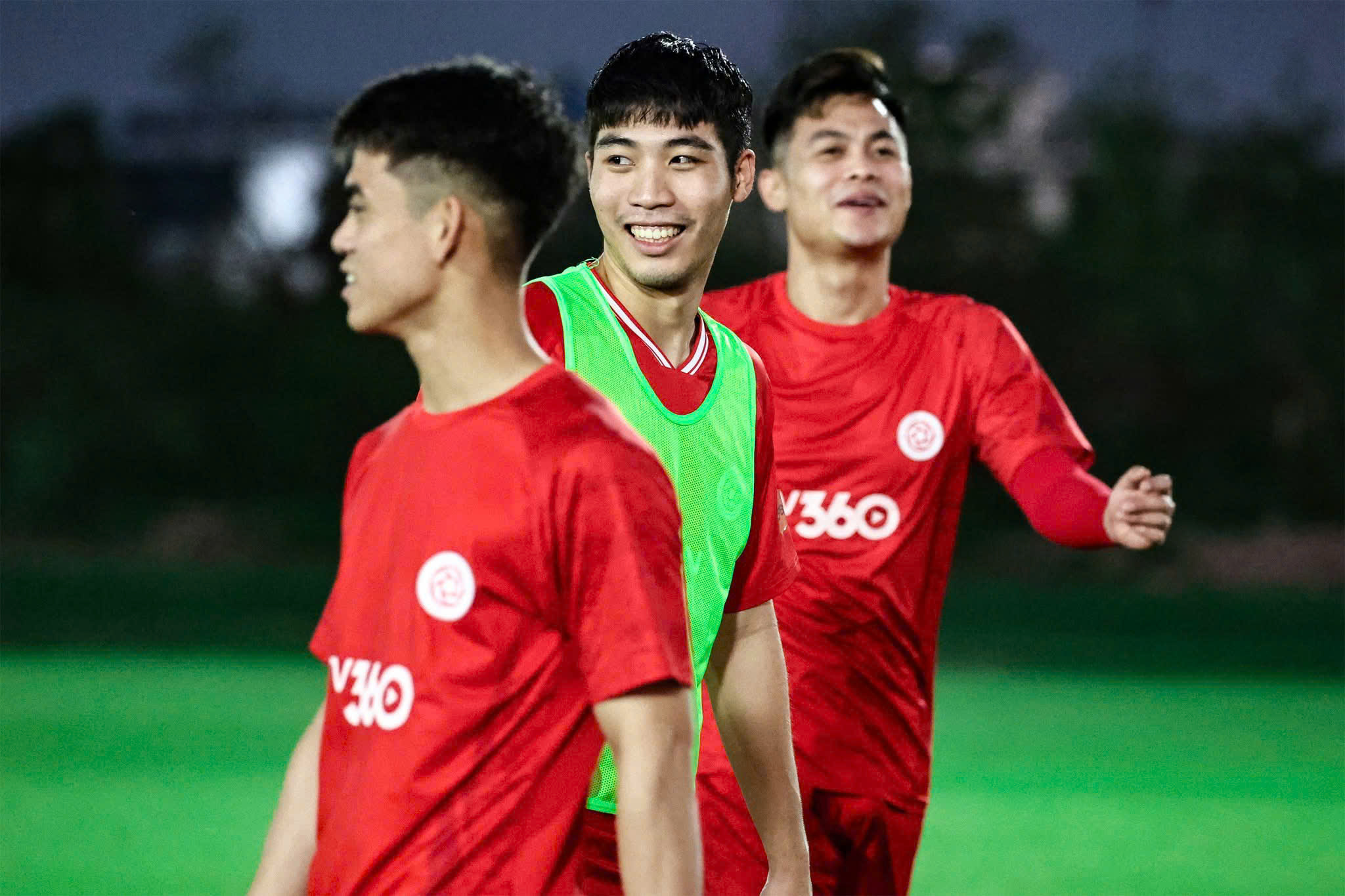 Cạnh tranh nảy lửa ở vị trí trung vệ đội U.22 Việt Nam: Thầy Kim ‘khoái chí’
- Ảnh 5.