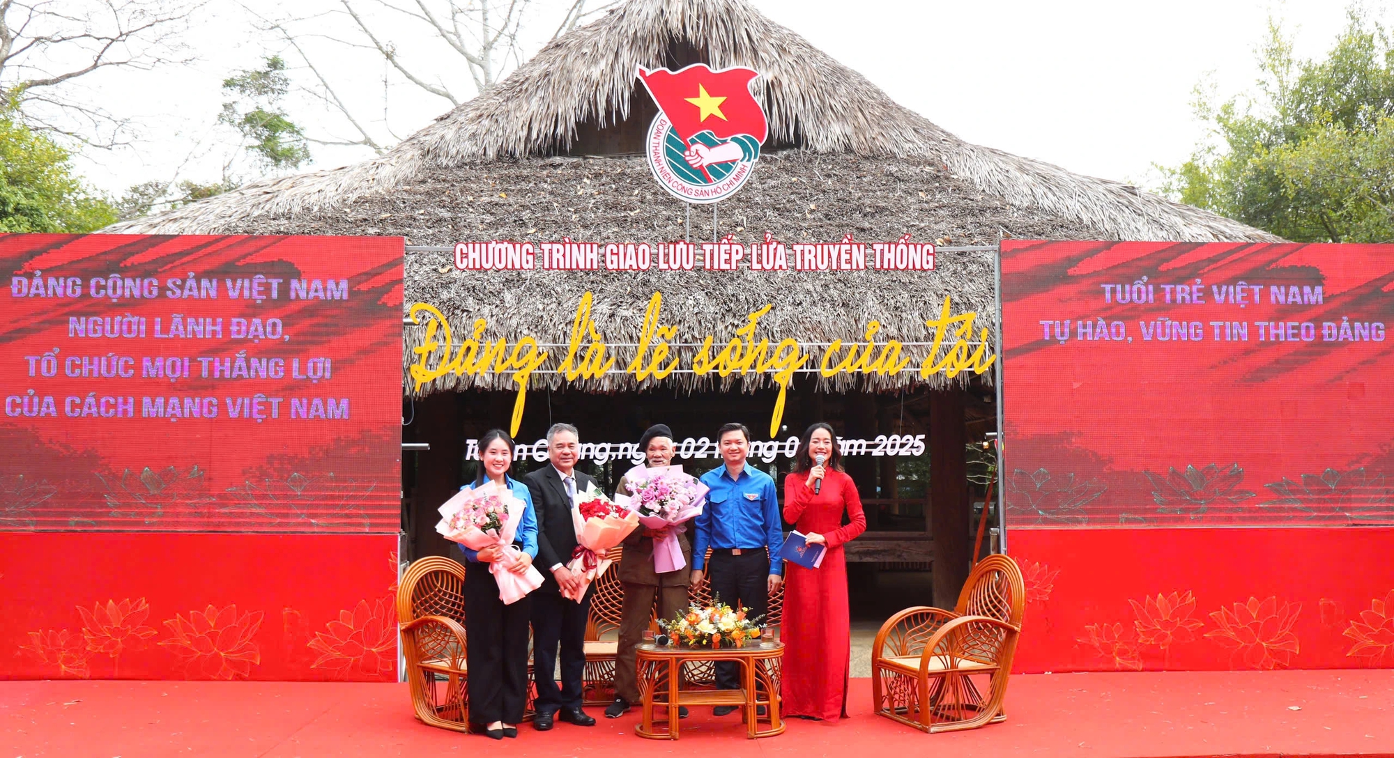 Nhân chứng lịch sử nhắn nhủ thanh niên về niềm tin theo Đảng- Ảnh 1. Nhân chứng lịch sử nhắn nhủ thanh niên về niềm tin theo Đảng- Ảnh 1.