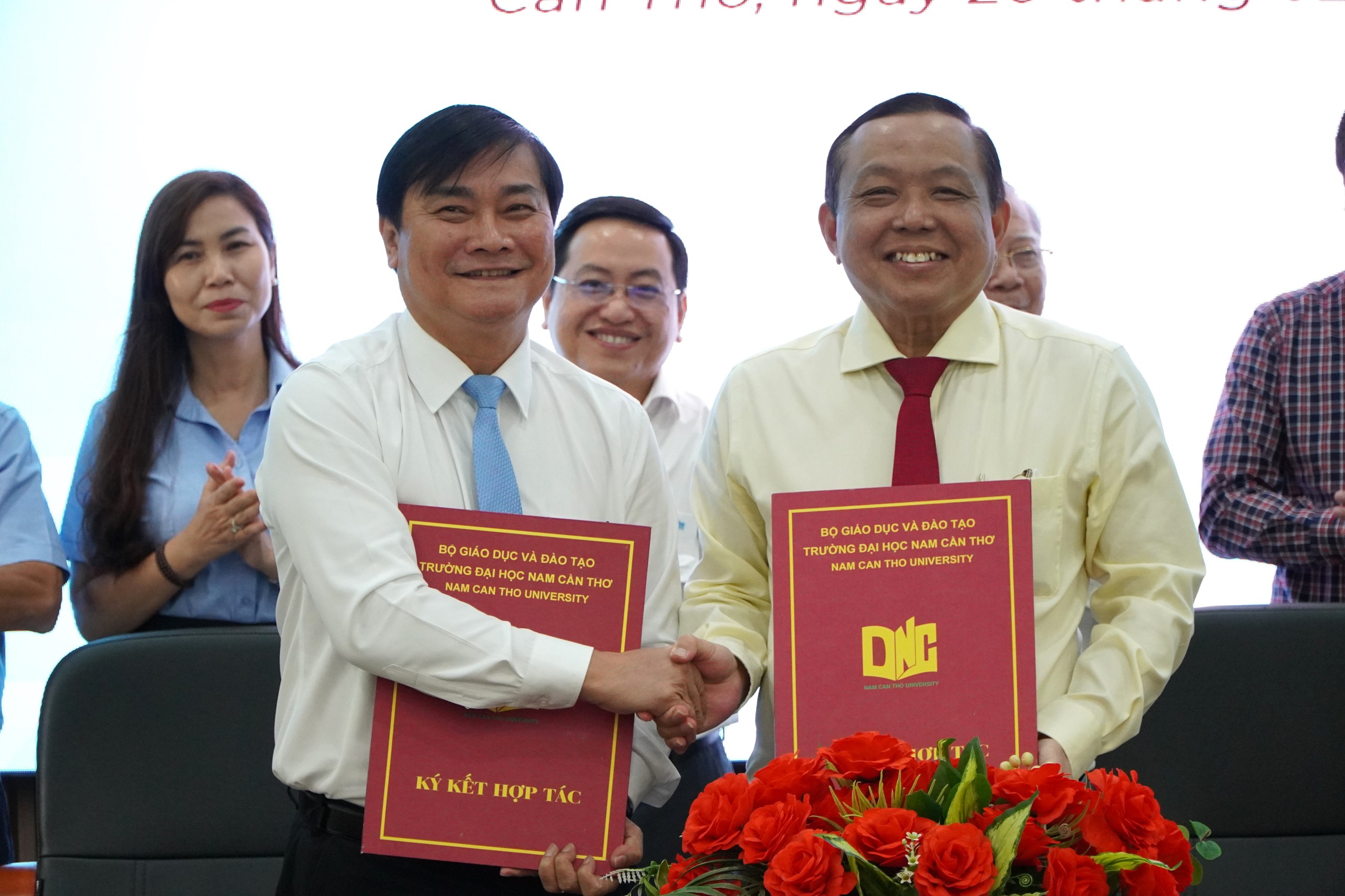 កាសែត Thanh Nien និងសាកលវិទ្យាល័យ Nam Can Tho បានចុះហត្ថលេខាលើកិច្ចព្រមព្រៀងសហប្រតិបត្តិការ - រូបថត ១. Báo Thanh Niên và Trường ĐH Nam Cần Thơ ký kết hợp tác- Ảnh 1.