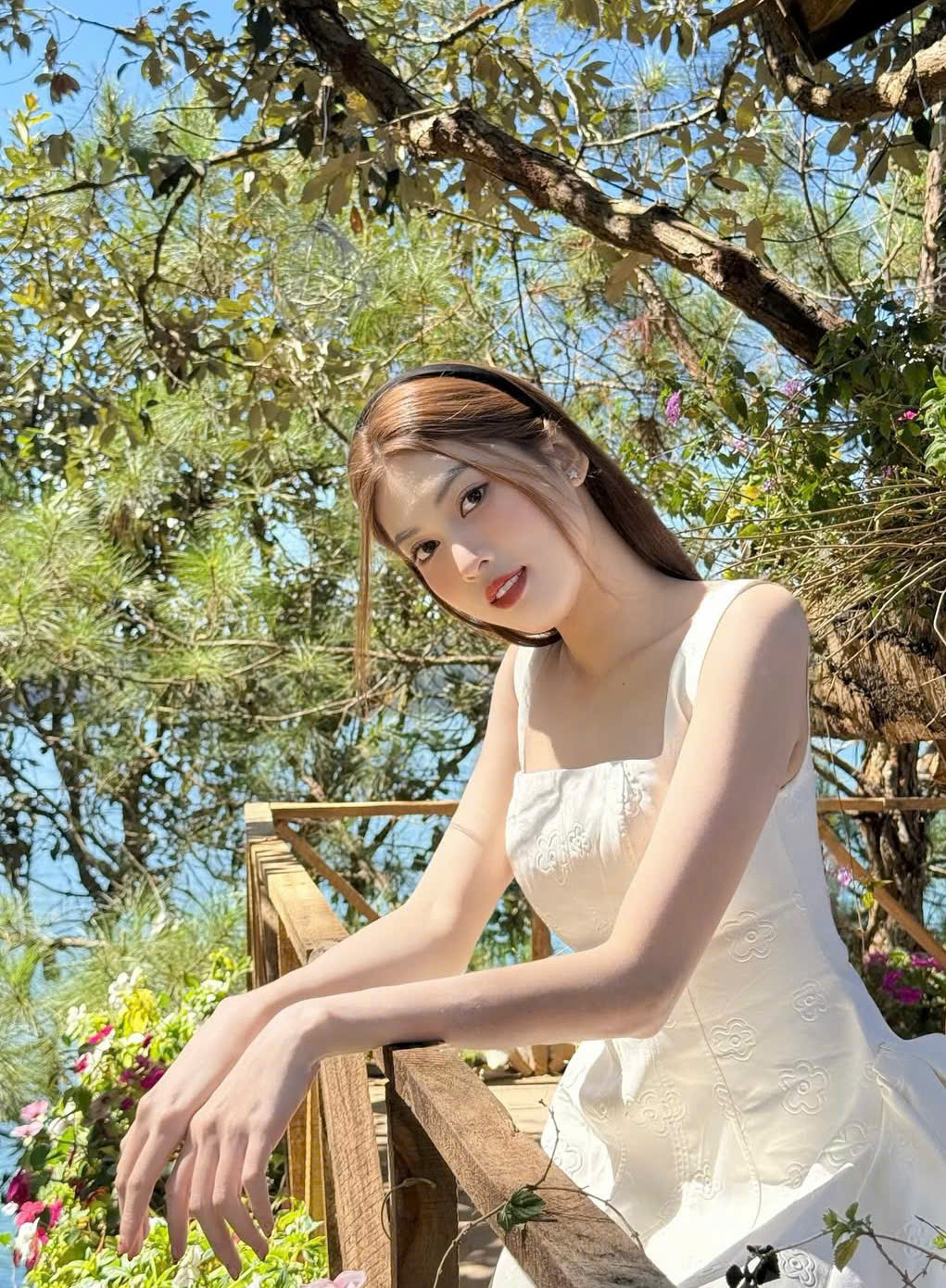 El vestido de dos tirantes es un asistente para ayudarla a maximizar su figura - Foto 6. Váy trơn hai dây là trợ thủ cho nàng tôn dáng tối đa- Ảnh 6.
