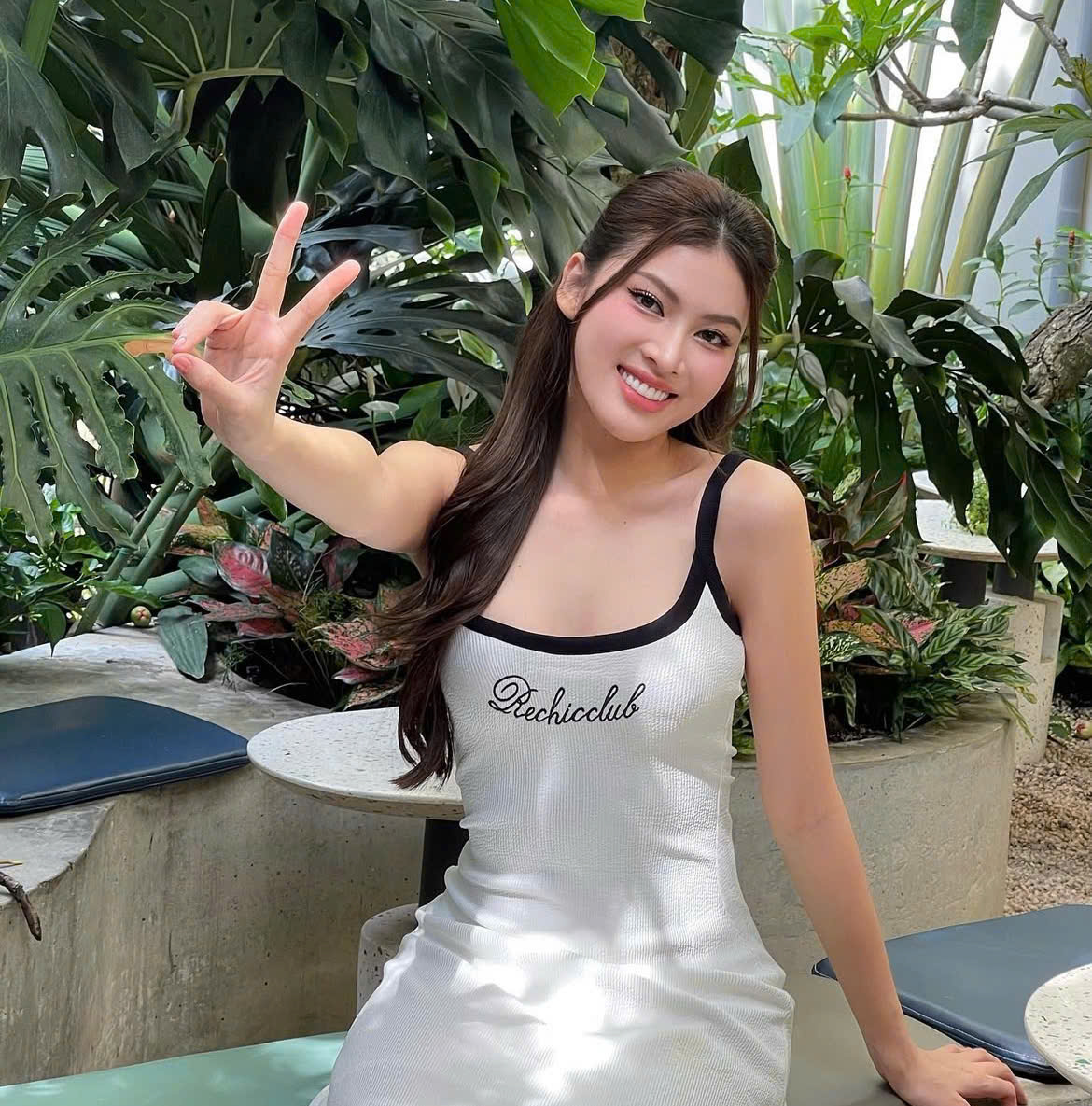 El vestido de tirantes lisos es un asistente para ayudarla a maximizar su figura - Foto 8. Váy trơn hai dây là trợ thủ cho nàng tôn dáng tối đa- Ảnh 8.