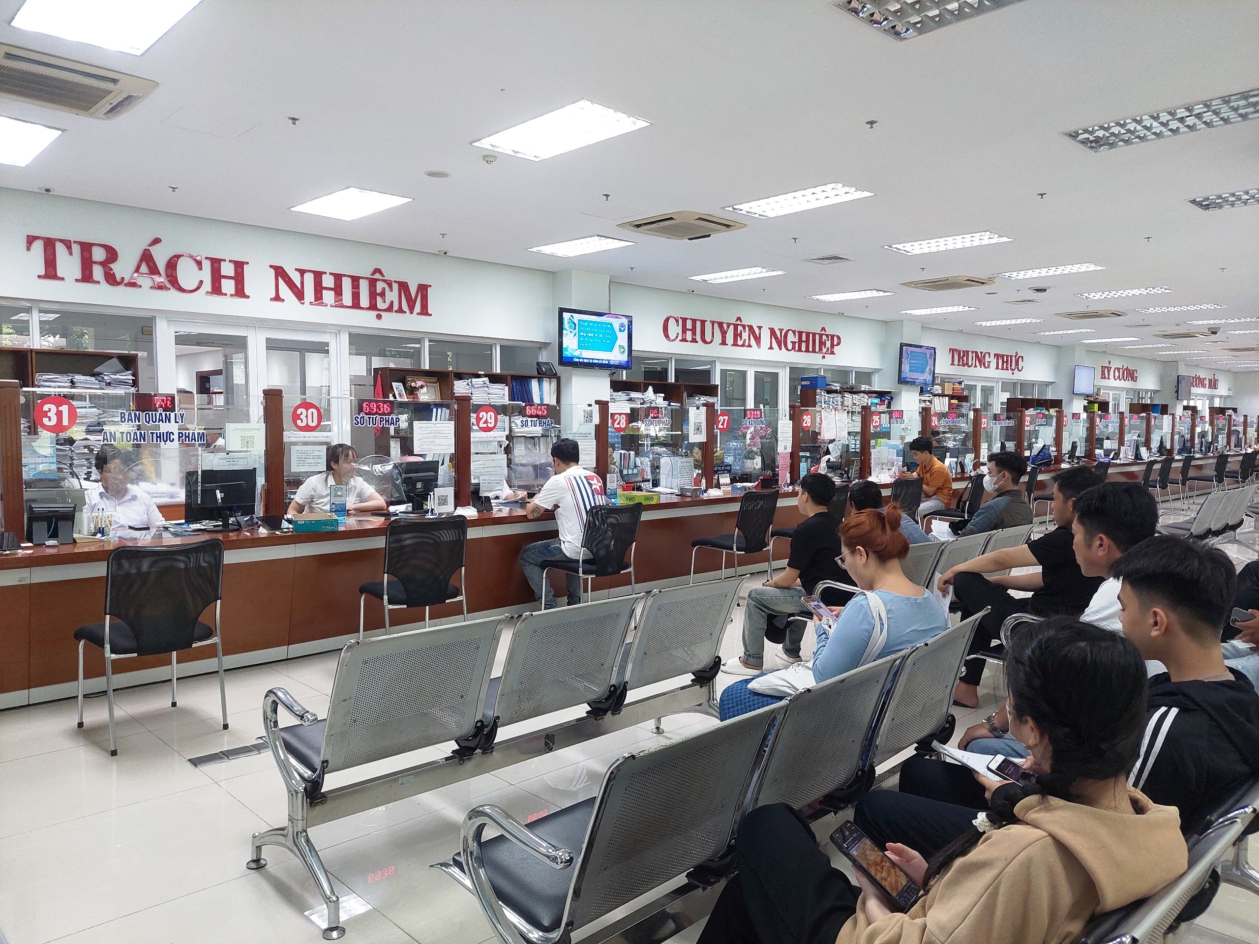 Đà Nẵng chi thêm tiền hỗ trợ cán bộ thuộc diện tinh giản, nghỉ hưu trước tuổi- Ảnh 1. Đà Nẵng chi thêm tiền hỗ trợ cán bộ thuộc diện tinh giản, nghỉ hưu trước tuổi- Ảnh 1.