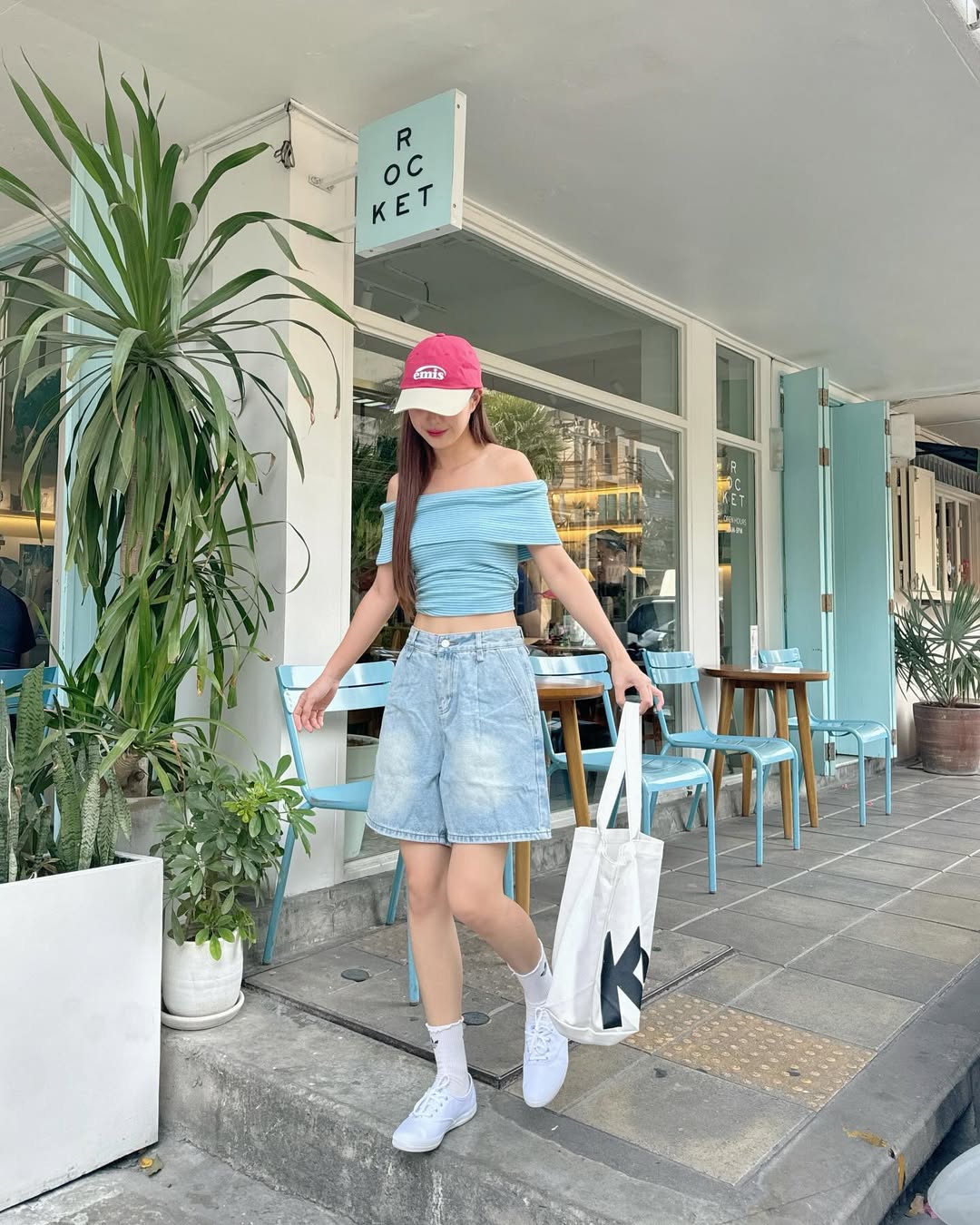 Bí quyết diện trang phục sắc xanh dương ‘mát lạnh’ ngày hè - Ảnh 2.