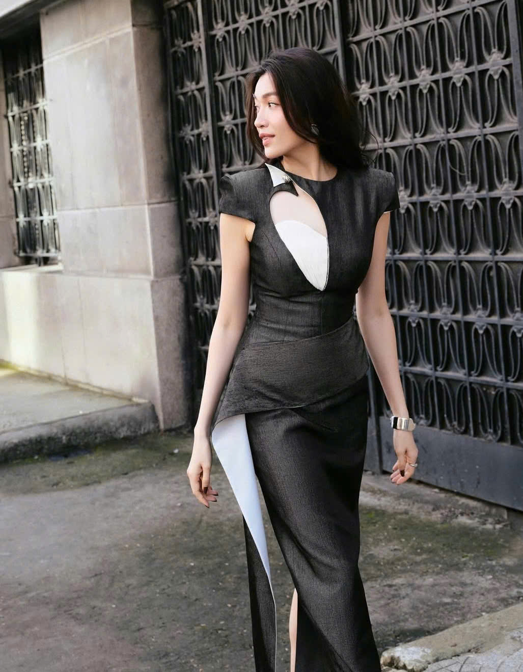 دامن راسته طرحدار، یک لباس برجسته و ضروری برای او تا اندامش را به نمایش بگذارد - عکس ۴. Chân váy suông cách điệu, điểm nhấn không thể thiếu cho nàng tôn dáng- Ảnh 4.