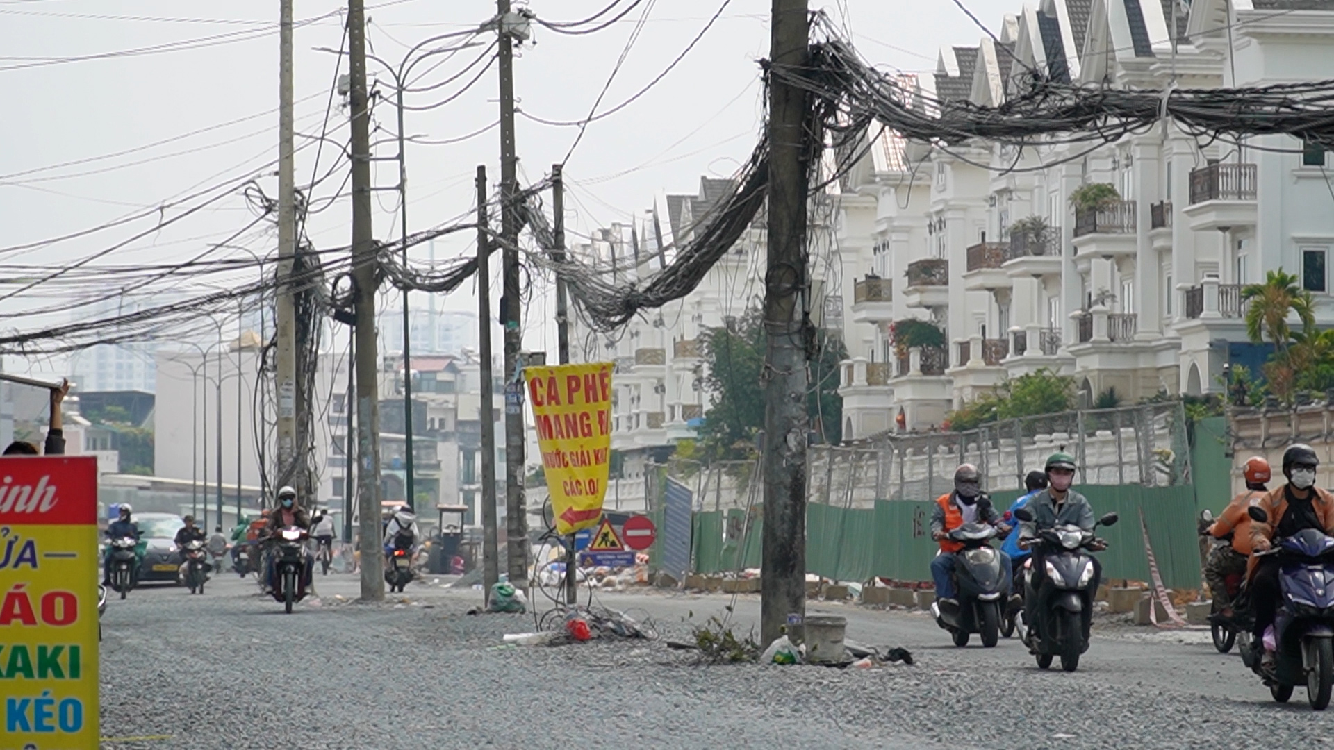 Hàng chục trụ điện án ngữ dự án ngàn tỉ, BQL nói gì? - Ảnh 1.