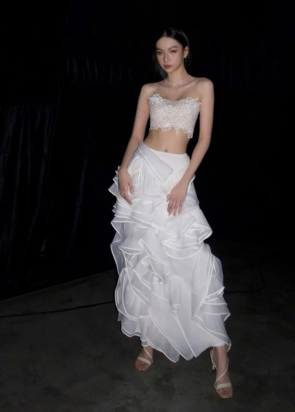 دامن راسته طرحدار، یک لباس برجسته و ضروری برای او تا اندامش را به نمایش بگذارد - عکس ۹. Chân váy suông cách điệu, điểm nhấn không thể thiếu cho nàng tôn dáng- Ảnh 9.