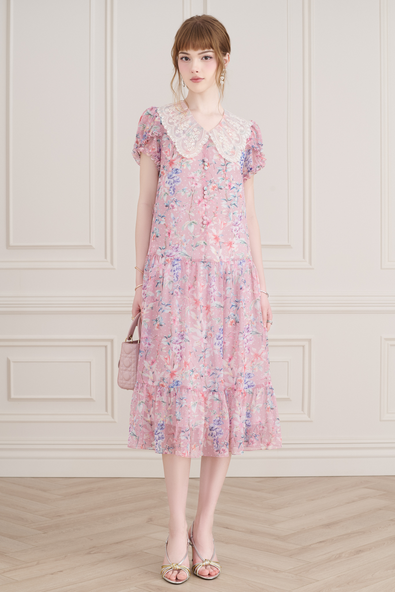 V slunečném období vypadá nesmírně krásně v maxi šatech a midi šatech z květinového šifonu - Foto 1. Đẹp xuất sắc khi nàng diện váy maxi, váy midi voan hoa mùa nắng- Ảnh 1.