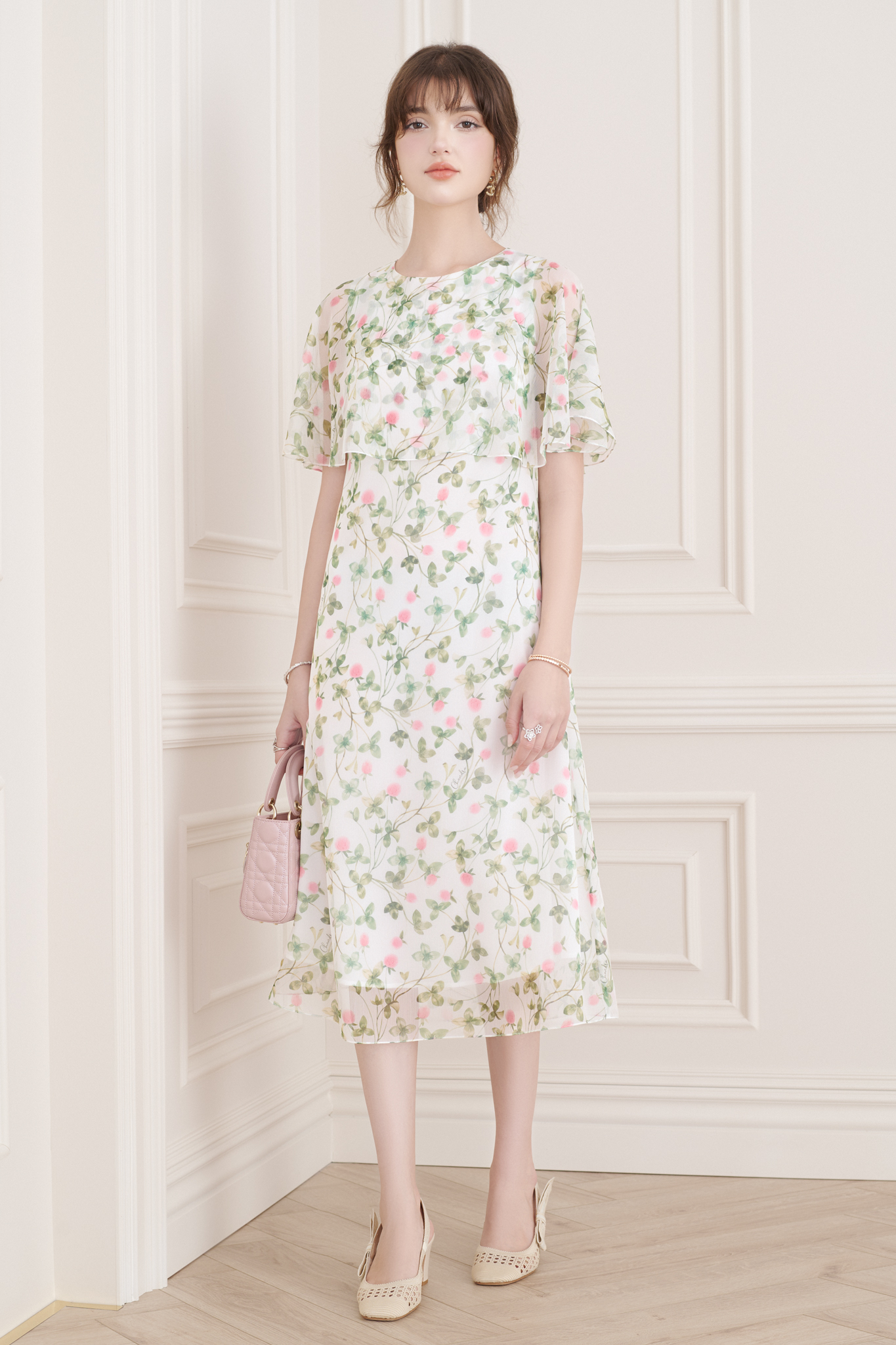 V slunečném období vypadá nesmírně krásně v maxi šatech a midi šatech z květinového šifonu - Foto 2. Đẹp xuất sắc khi nàng diện váy maxi, váy midi voan hoa mùa nắng- Ảnh 2.