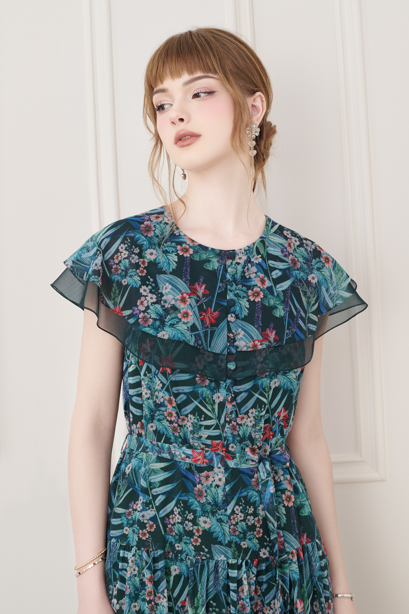 V slunečném období vypadá nesmírně krásně v maxi šatech a květinových šifonových midi šatech - Foto 3. Đẹp xuất sắc khi nàng diện váy maxi, váy midi voan hoa mùa nắng- Ảnh 3.